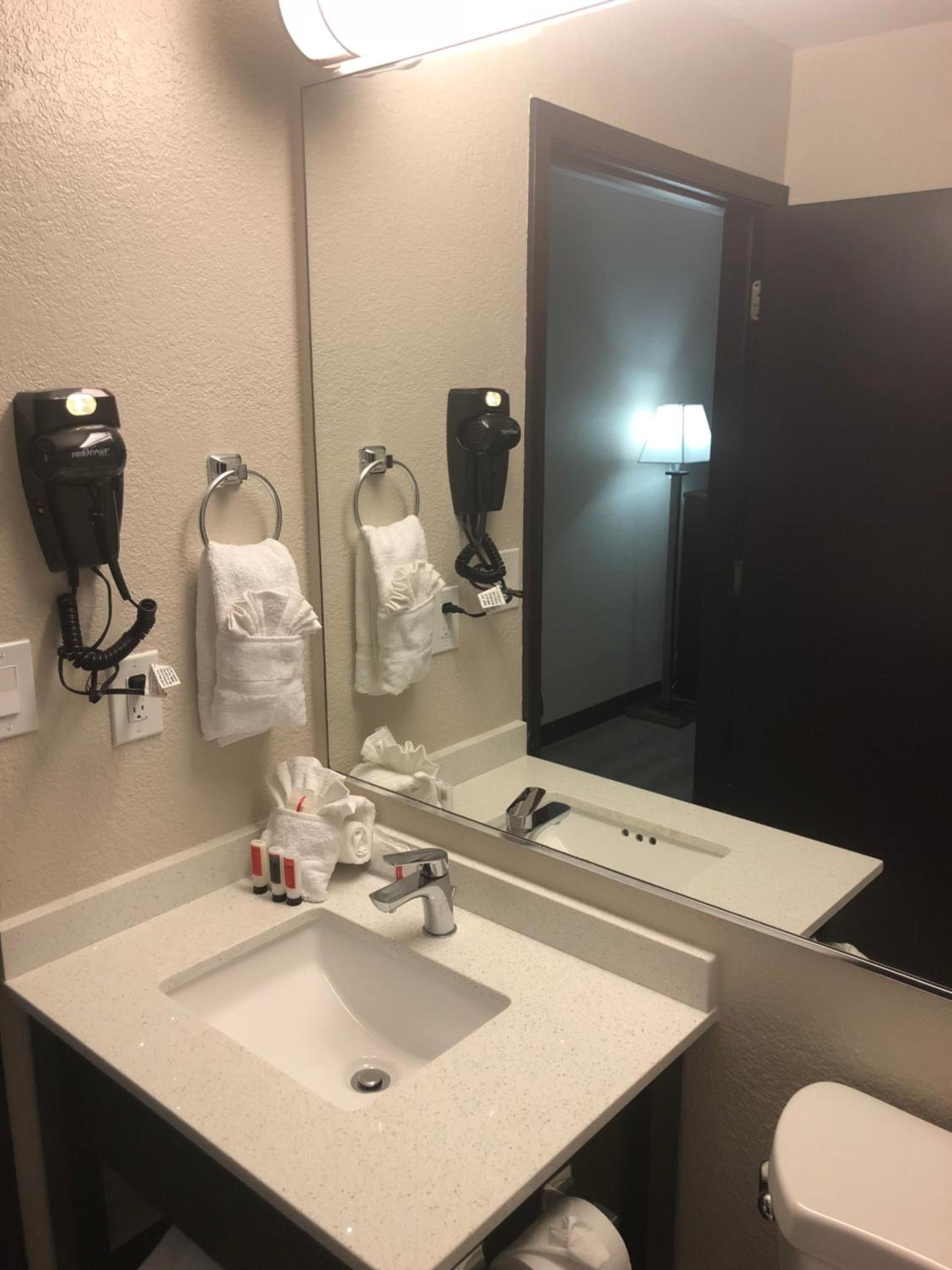 Baymont by Wyndham Phoenix I-10 near 51st Ave photo 49