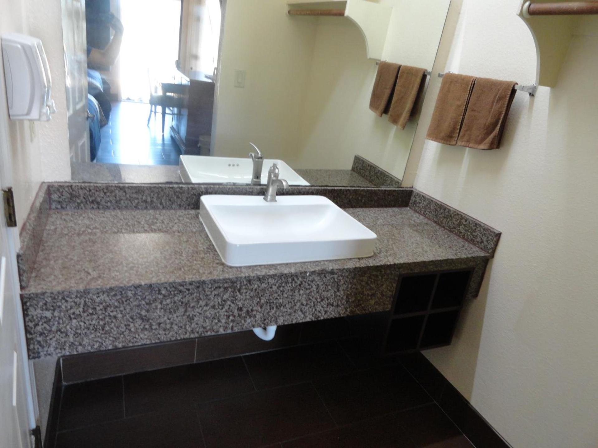 Americas Best Value Inn - Brownsville photo 36