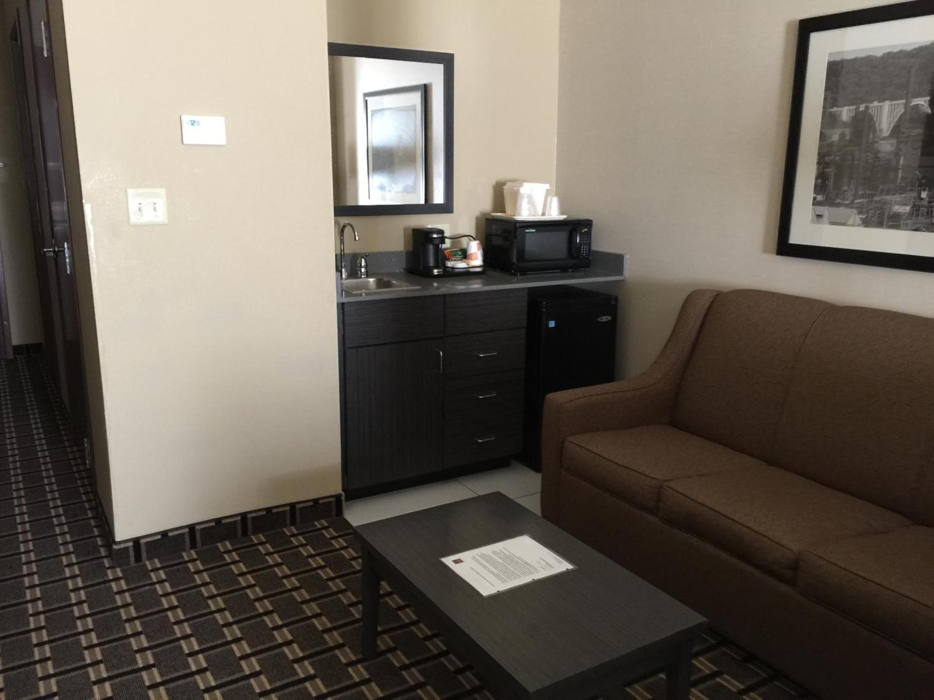 Comfort Suites Uniontown photo 20