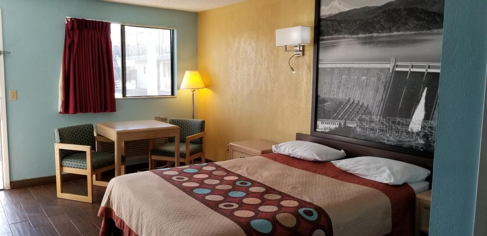 Super 8 by Wyndham Bishop photo 15
