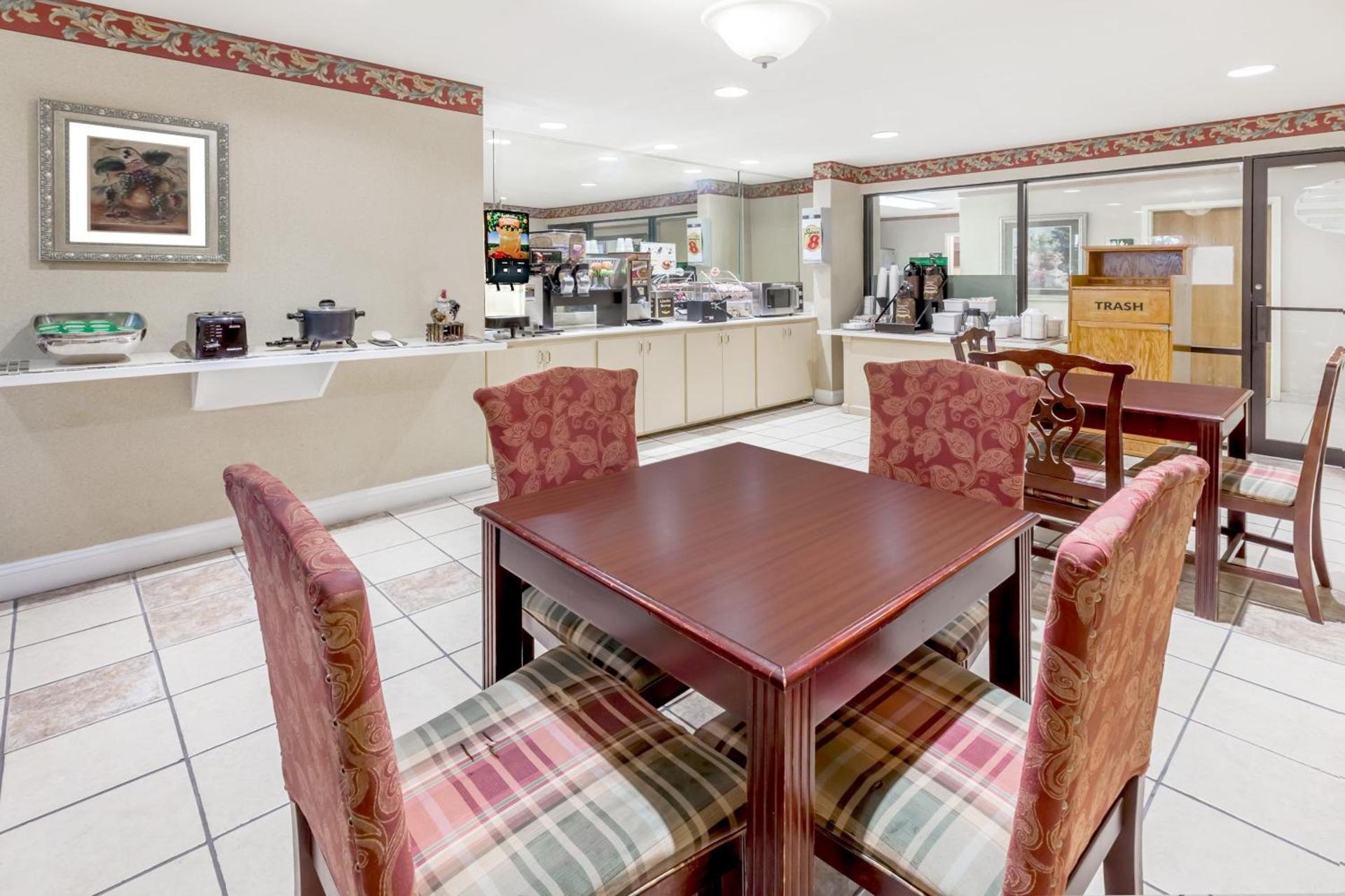 Super 8 by Wyndham Pine Bluff photo 21