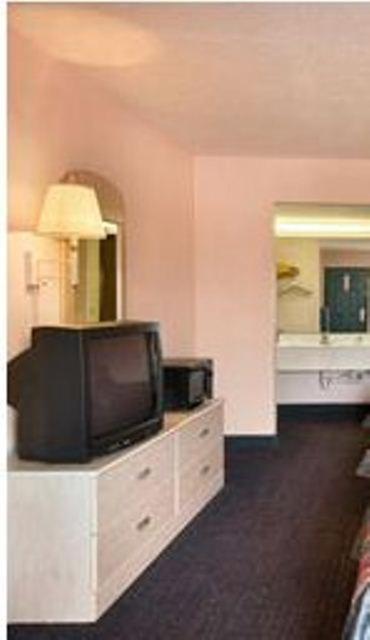 Super 8 by Wyndham Columbia photo 29