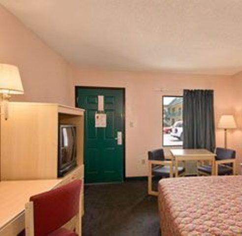 Super 8 by Wyndham Columbia photo 28