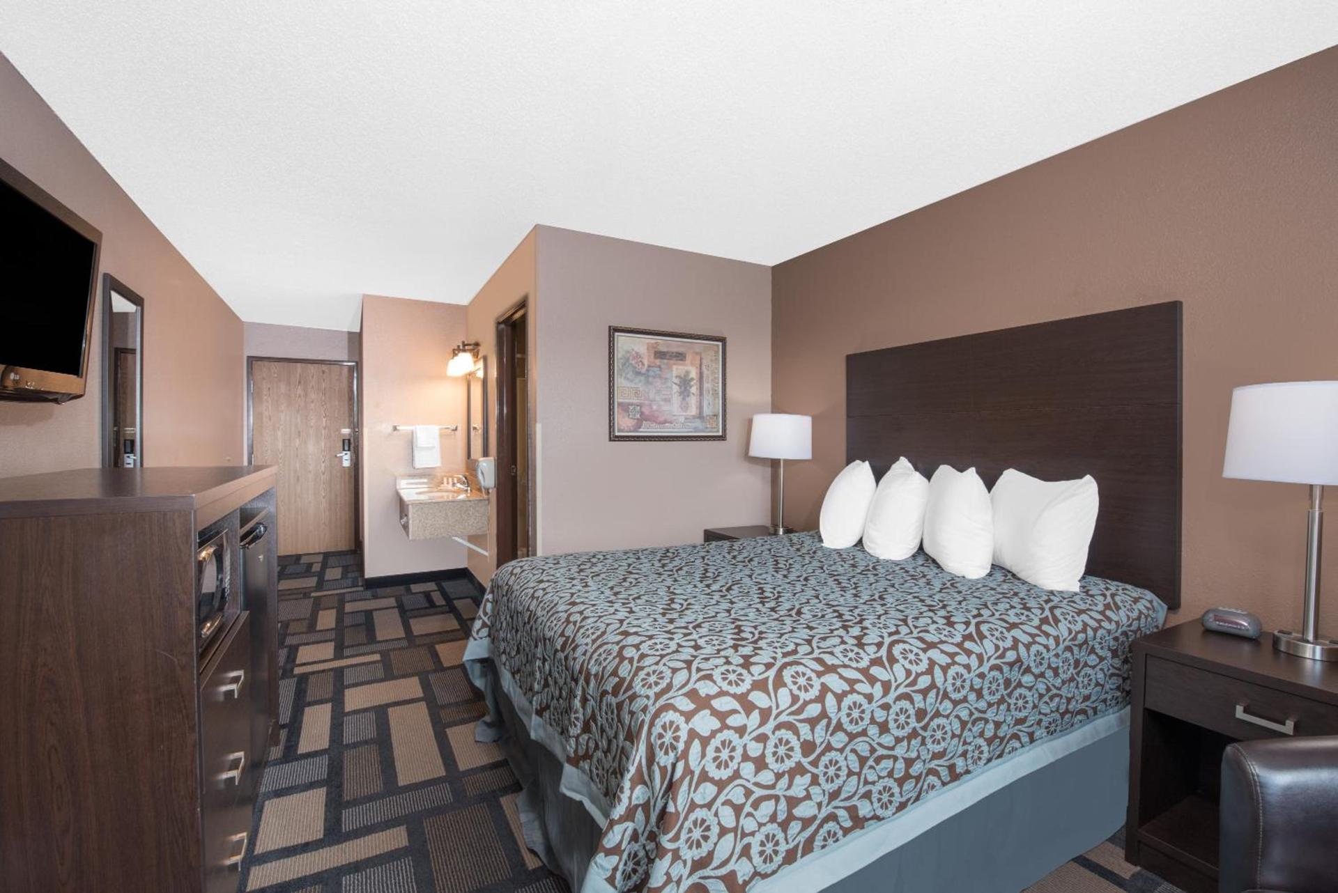 Days Inn by Wyndham Watertown photo 7