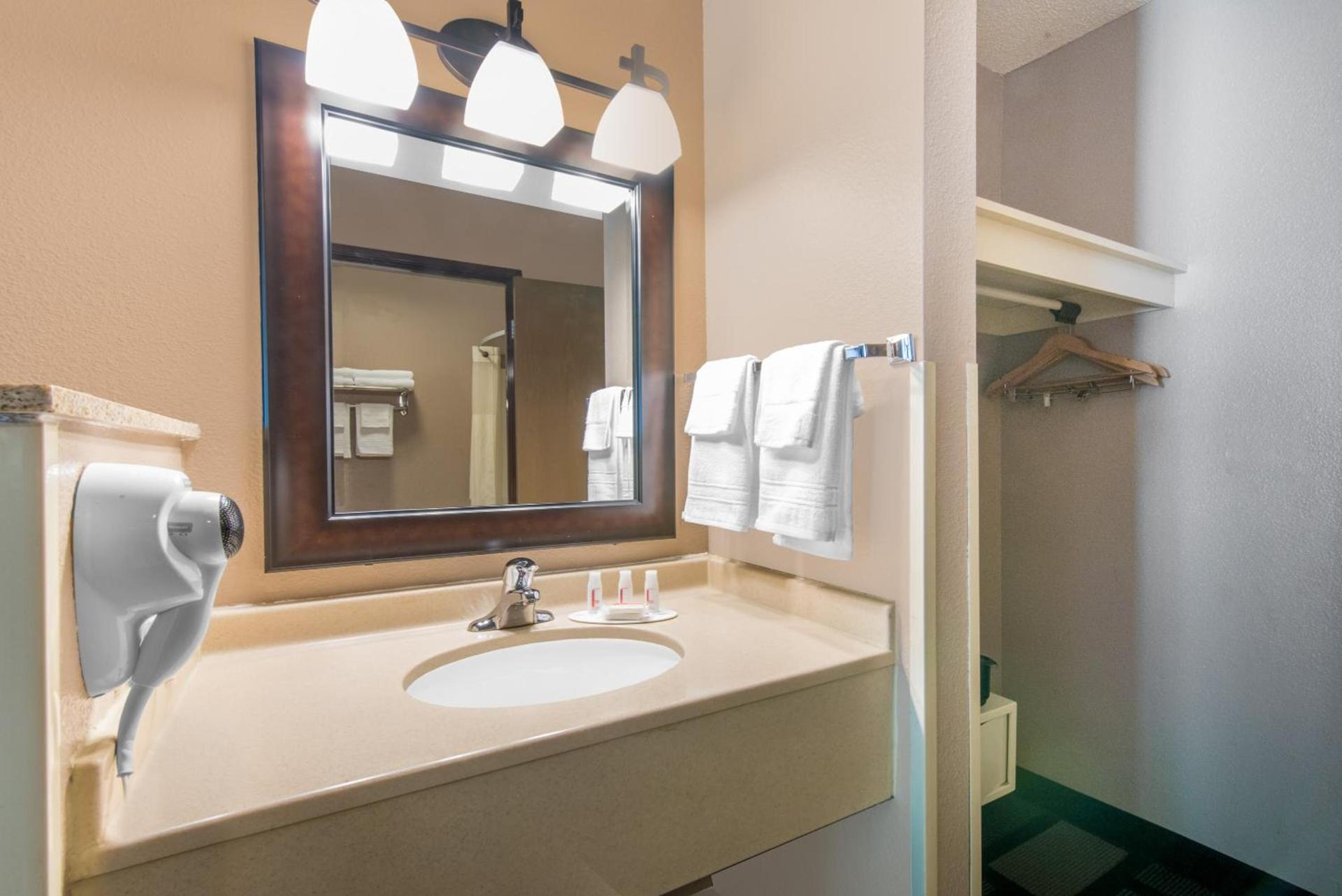 Days Inn by Wyndham Watertown photo 4