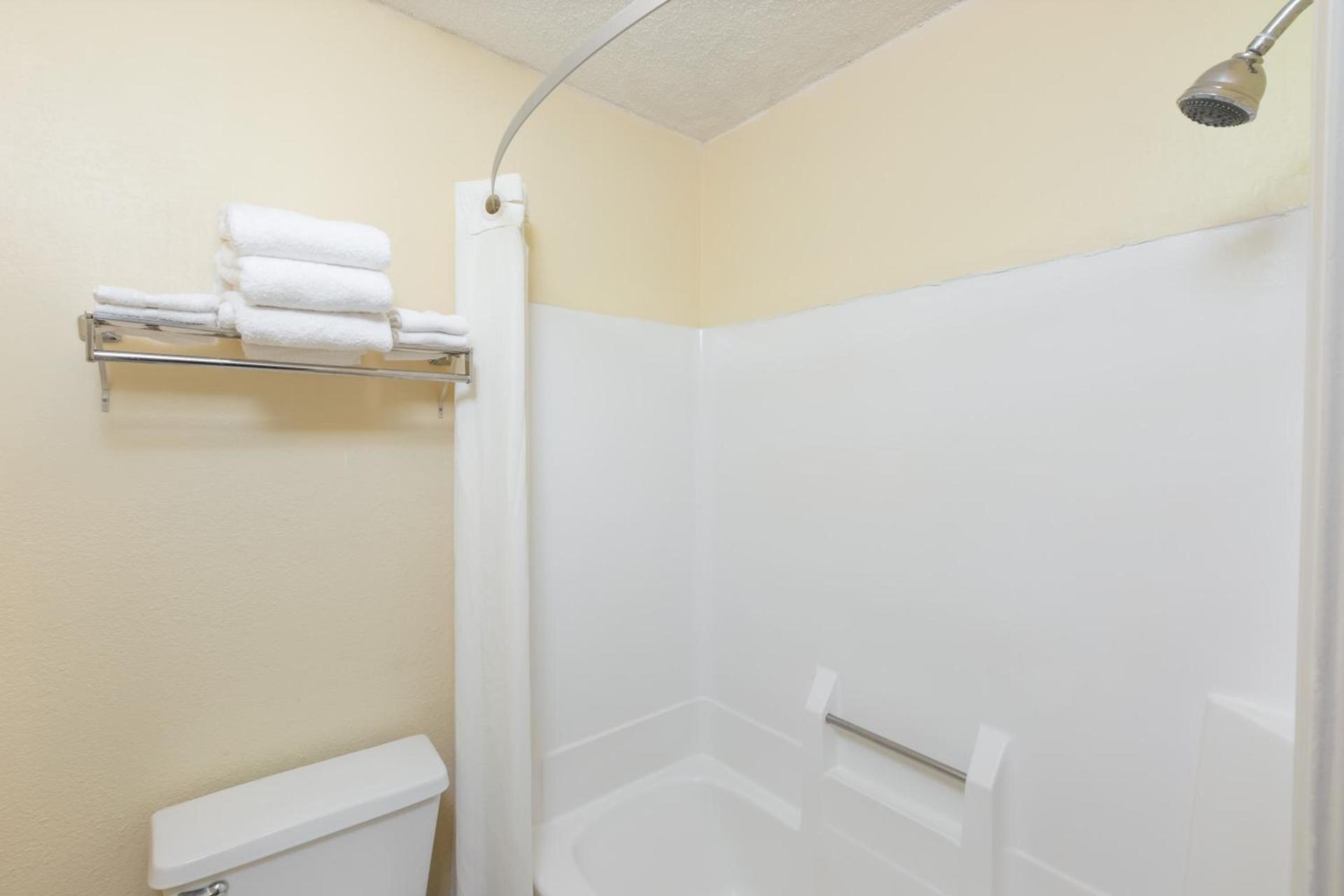 Super 8 by Wyndham Indianapolis-Southport Rd photo 15