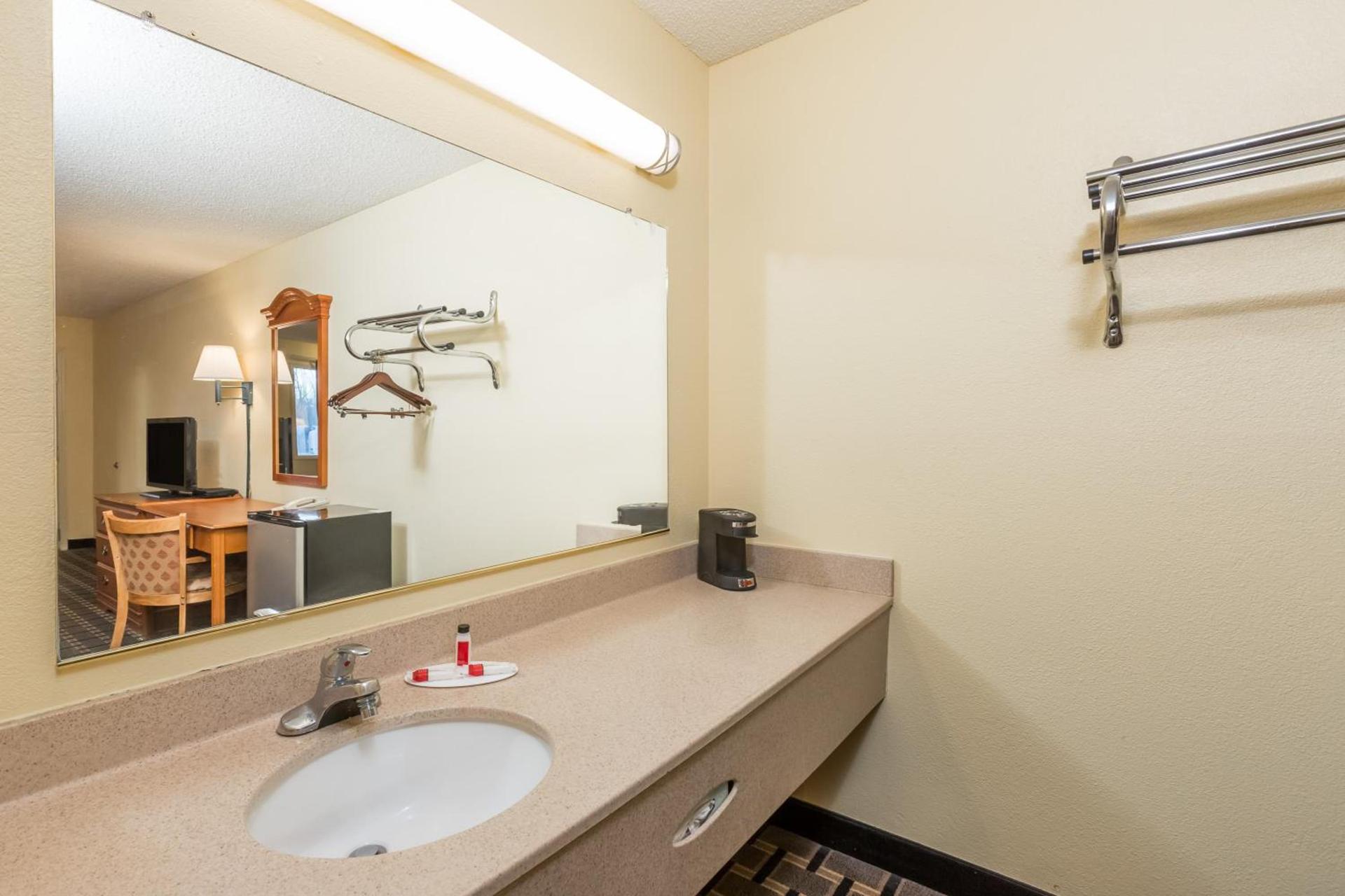 Super 8 by Wyndham Indianapolis-Southport Rd photo 16