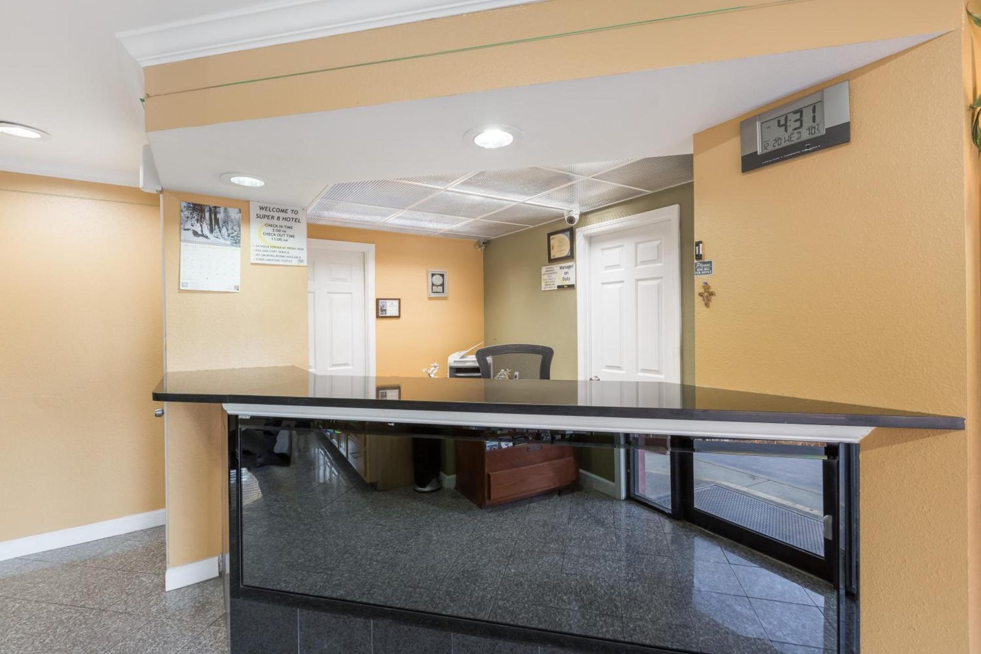 Super 8 by Wyndham Indianapolis-Southport Rd photo 24