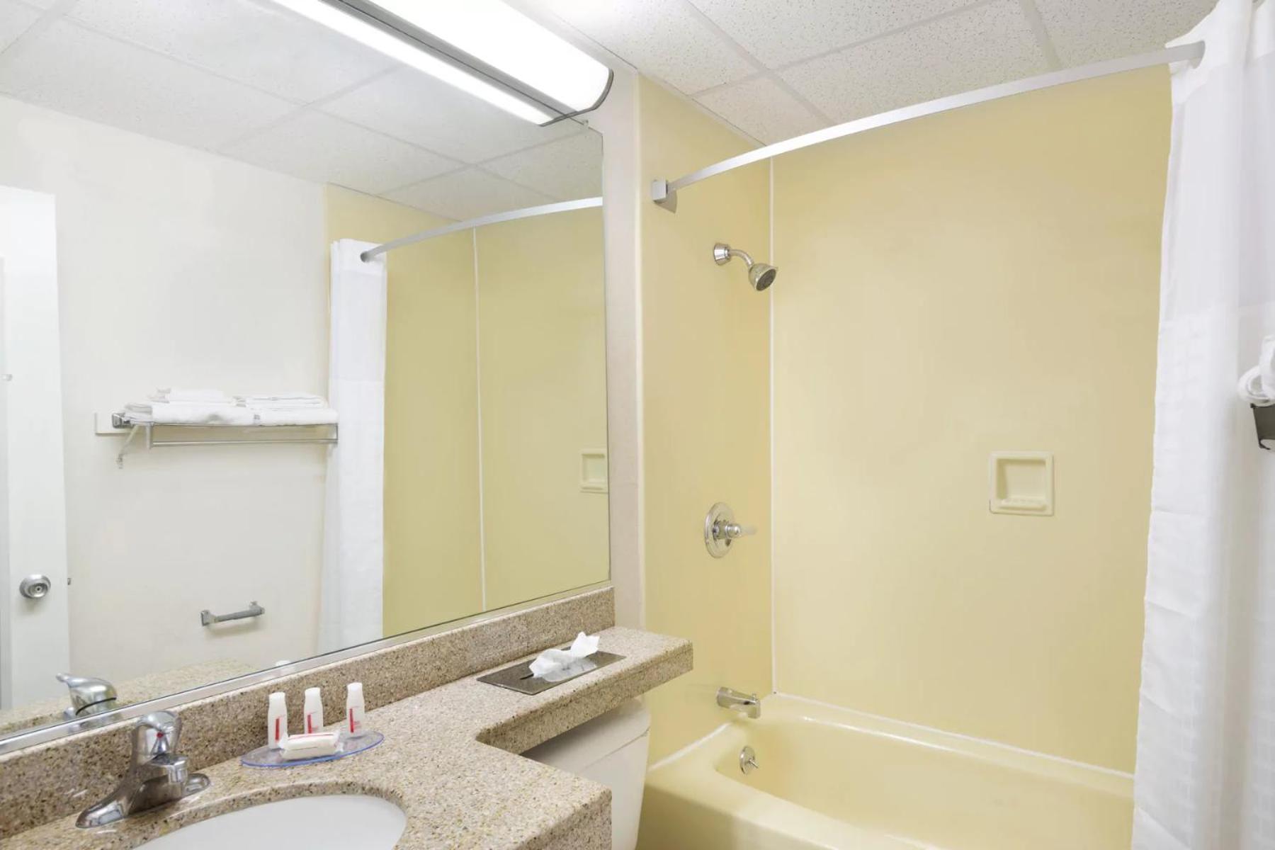 Howard Johnson by Wyndham Newburgh photo 24