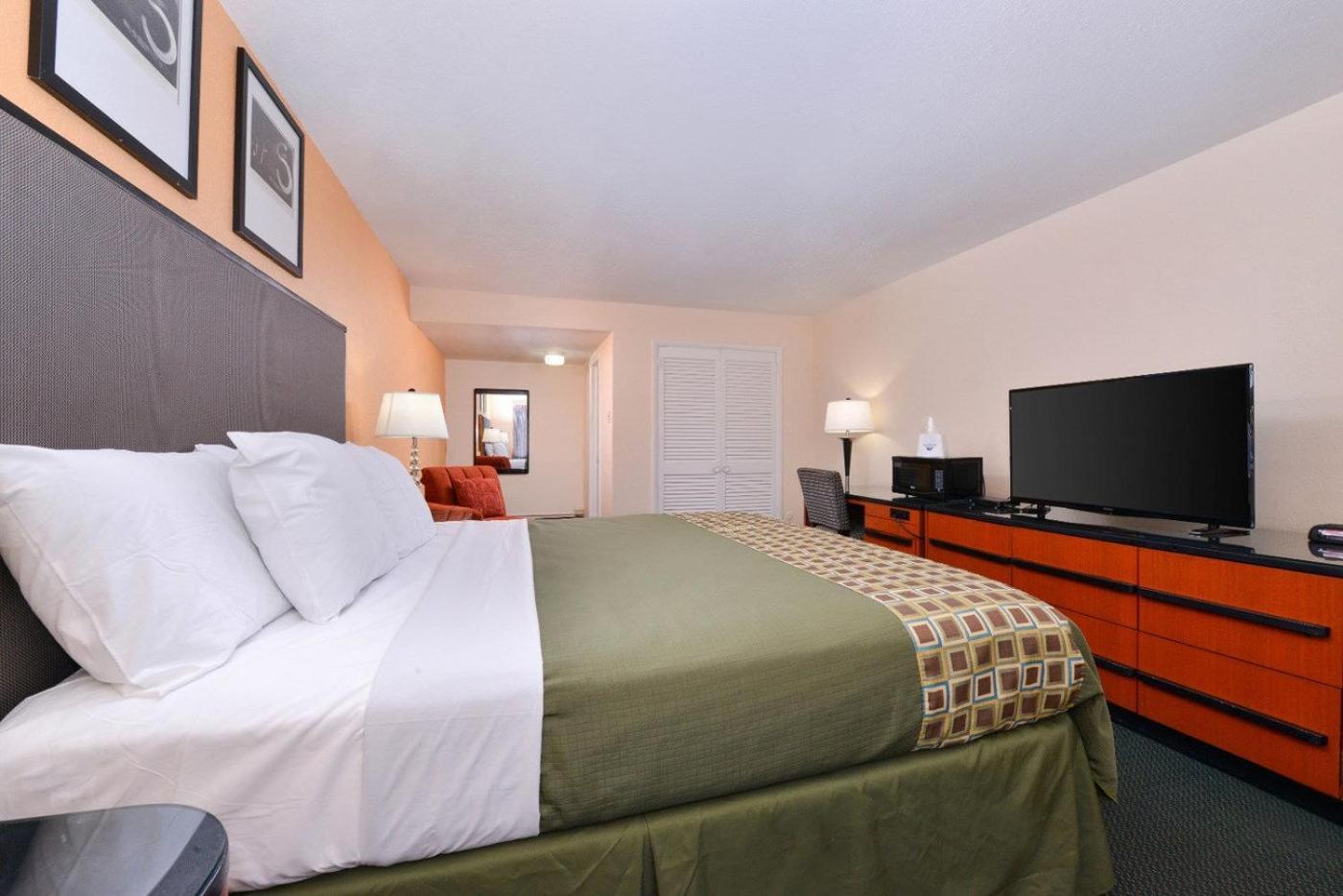 Media Inn & Suites photo 11