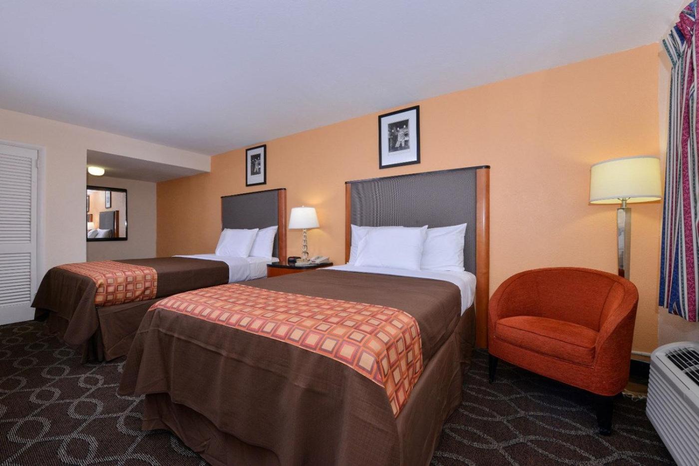 Media Inn & Suites photo 9