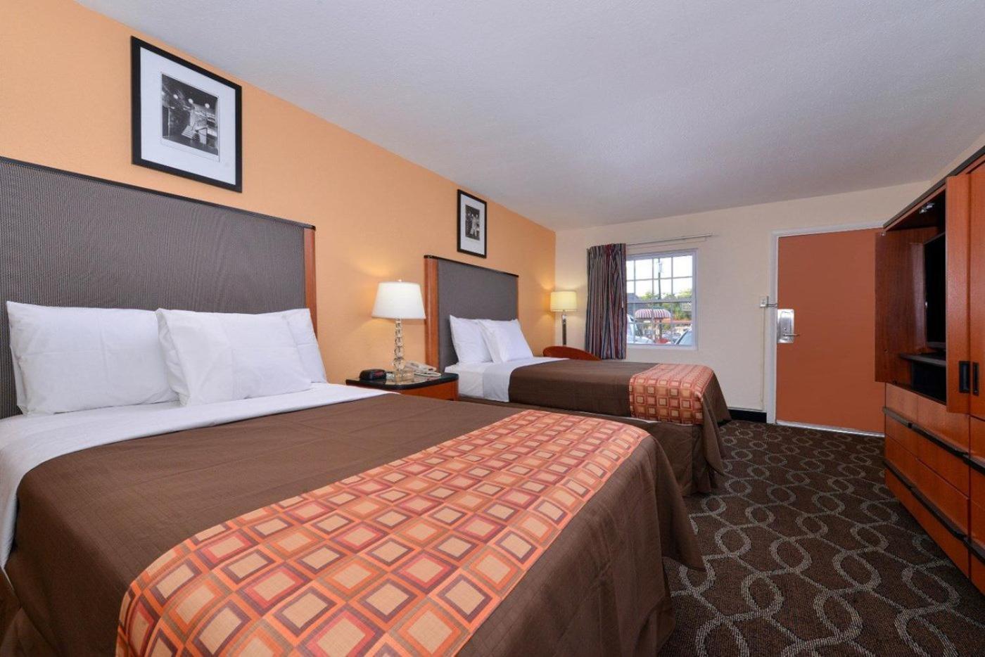 Media Inn & Suites photo 8