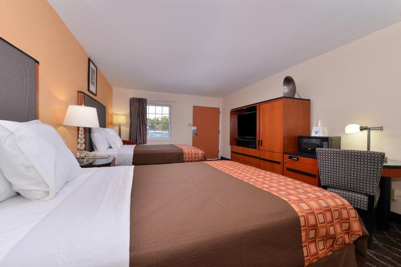 Media Inn & Suites photo 7