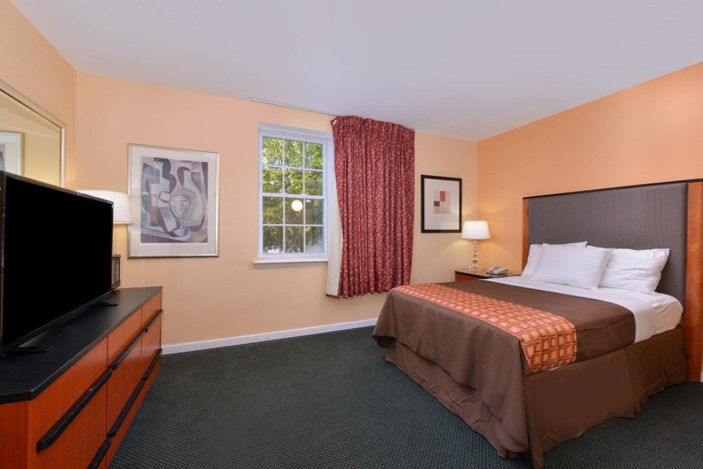 Media Inn & Suites photo 5