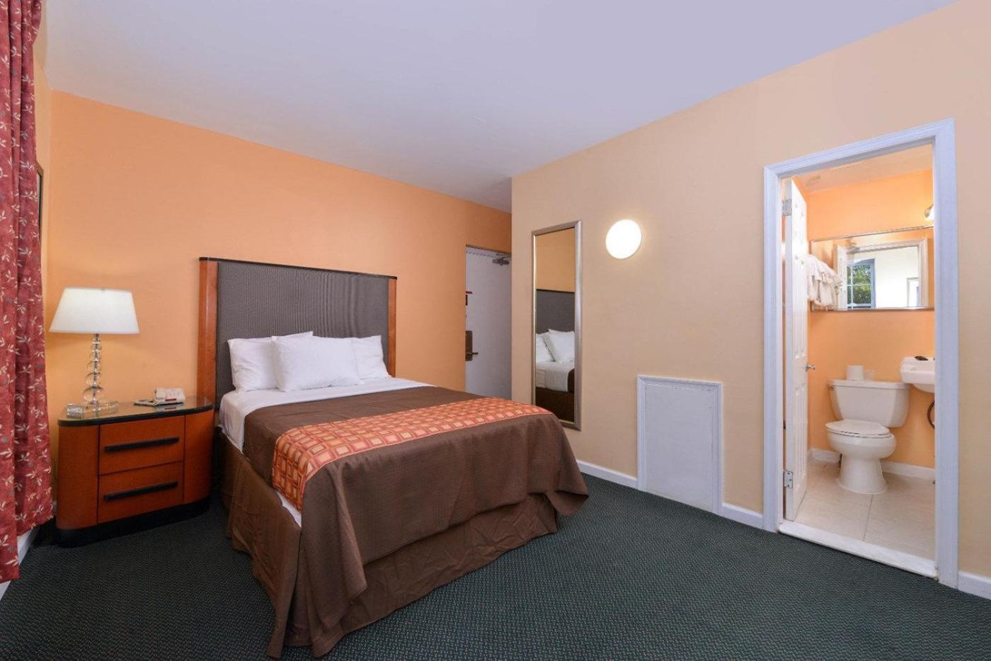 Media Inn & Suites photo 4