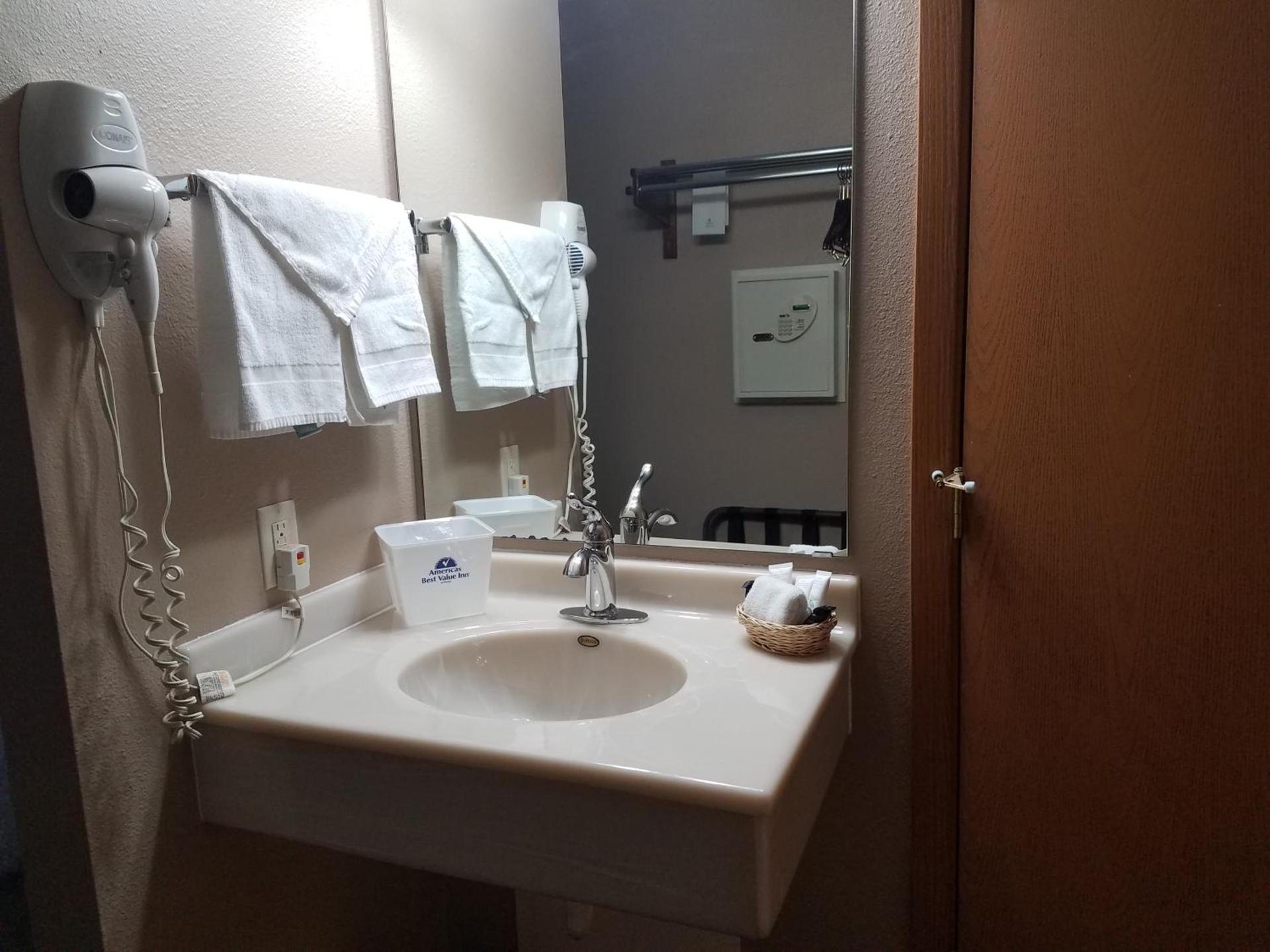 Americas Best Value Inn and Suites Bismarck photo 23