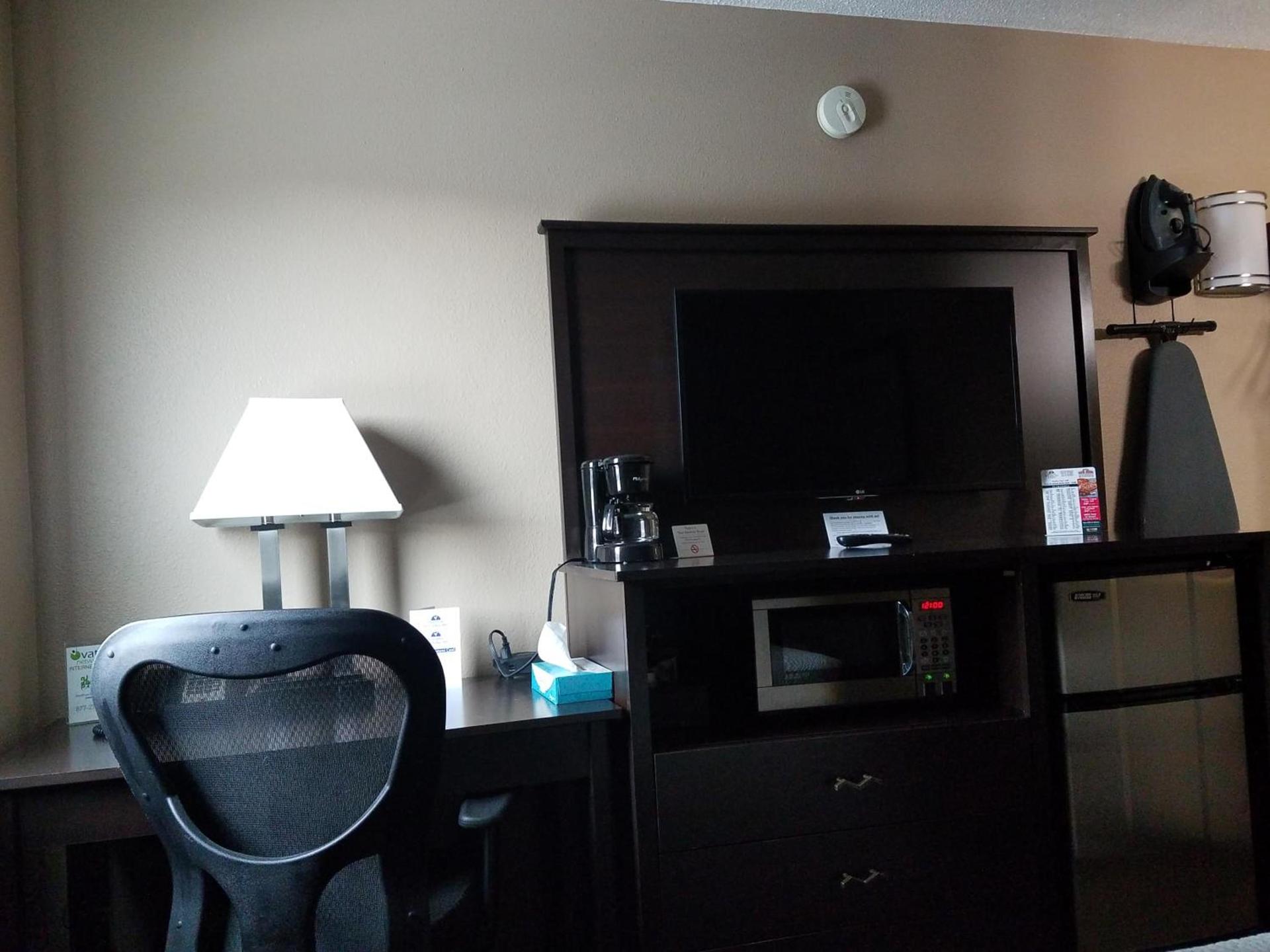 Americas Best Value Inn and Suites Bismarck photo 14