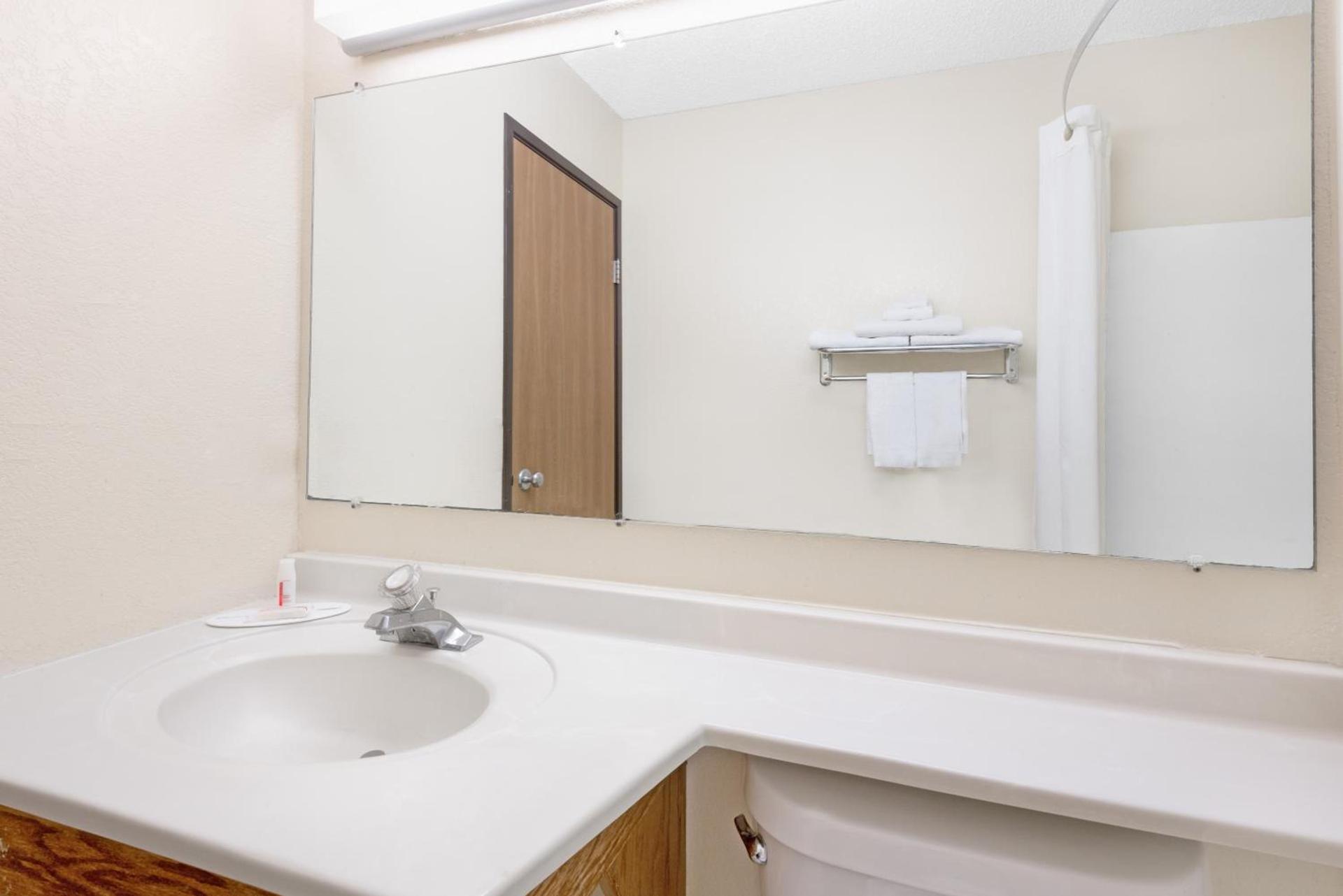 Super 8 by Wyndham Kent/Akron Area photo 17