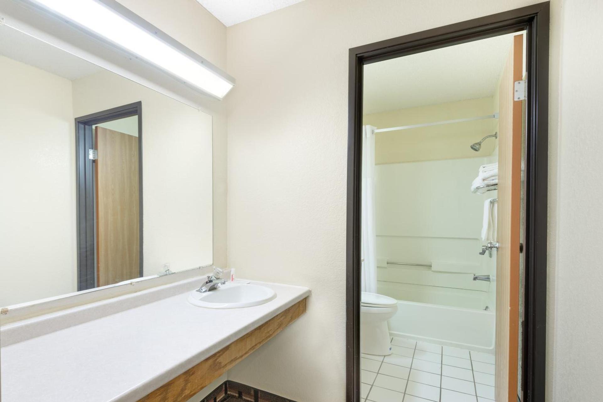Super 8 by Wyndham Kent/Akron Area photo 23