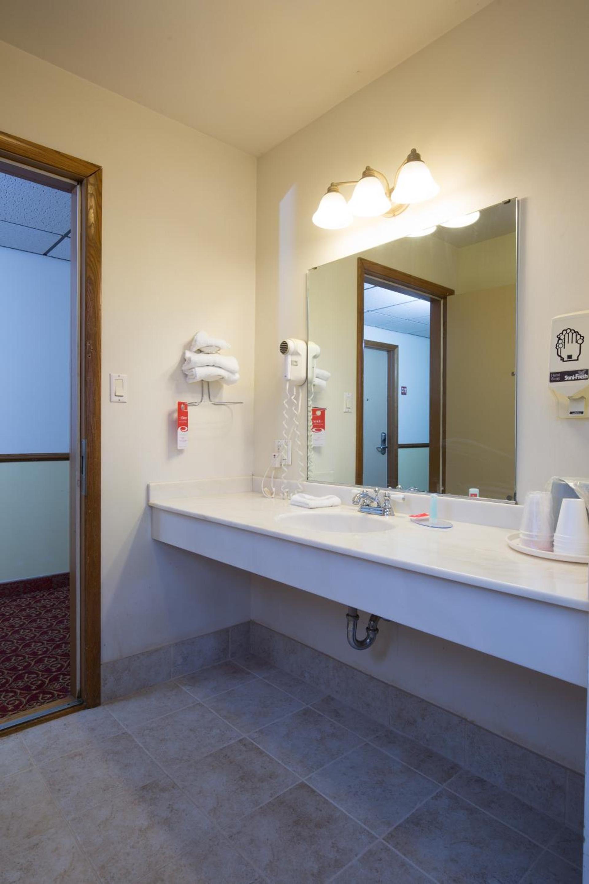Travelodge by Wyndham Merrill photo 30