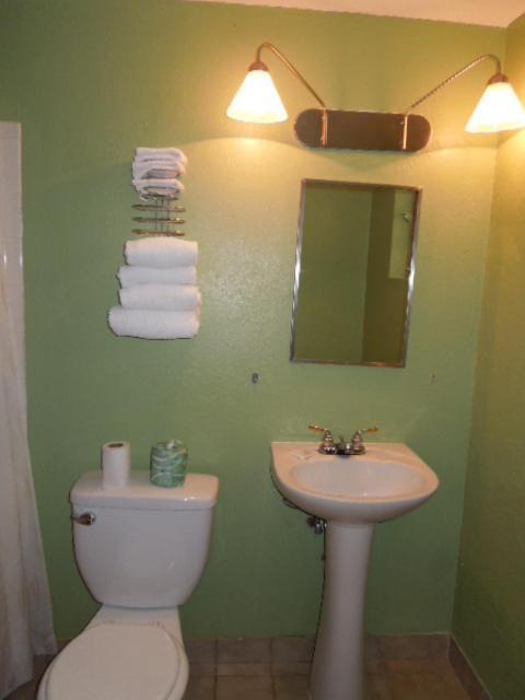 Boulevard Inn photo 36