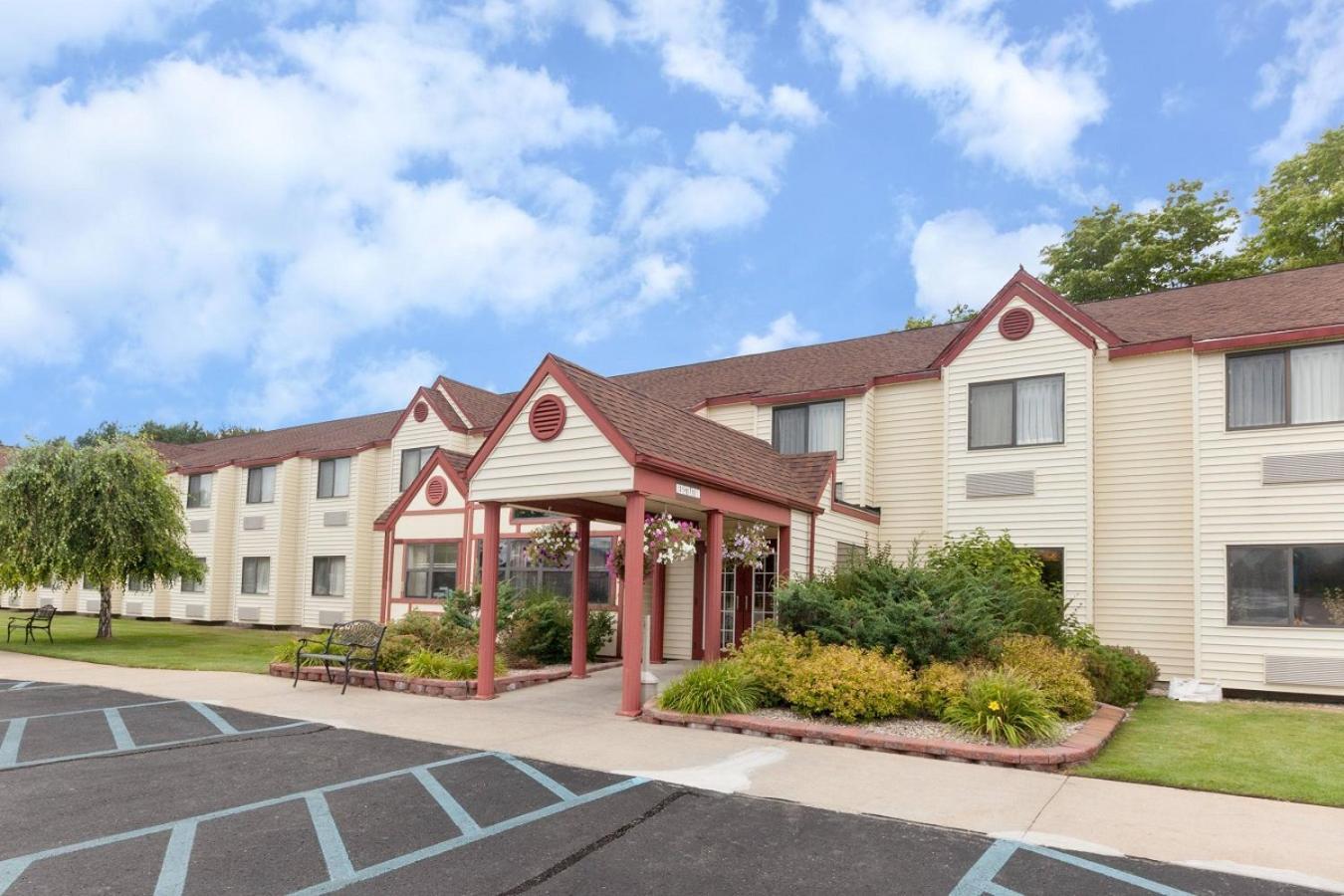 Baymont by Wyndham Gaylord — hotel in Gaylord