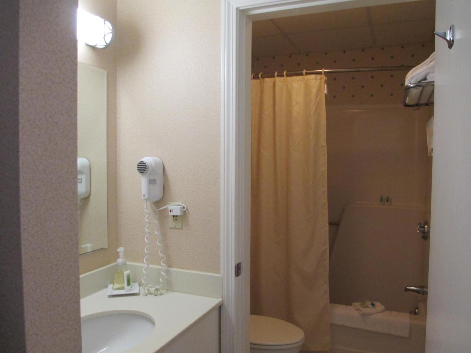 Flagship Inn photo 28