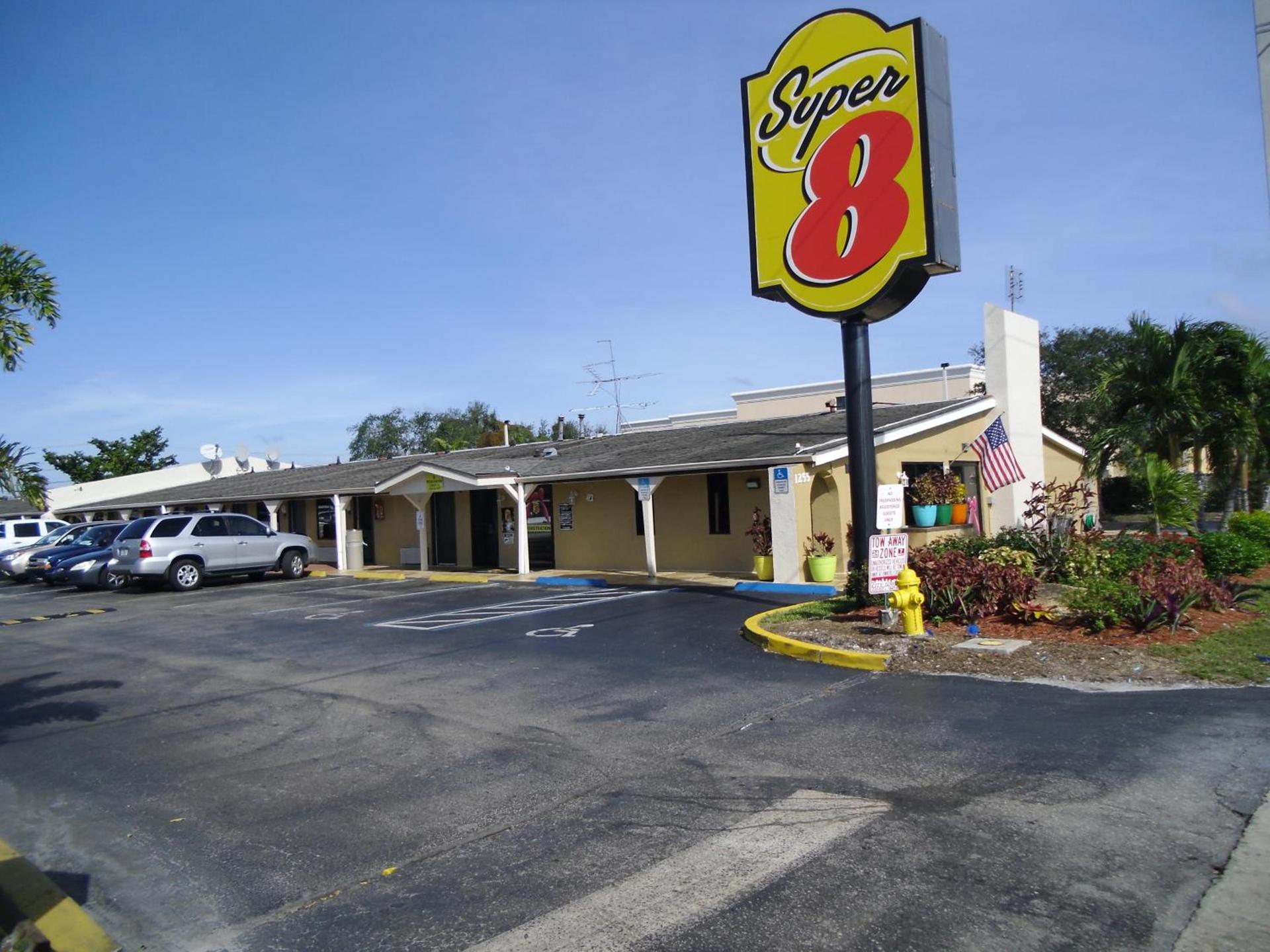 Super 8 by Wyndham Lantana West Palm Beach — hotel in Lantana
