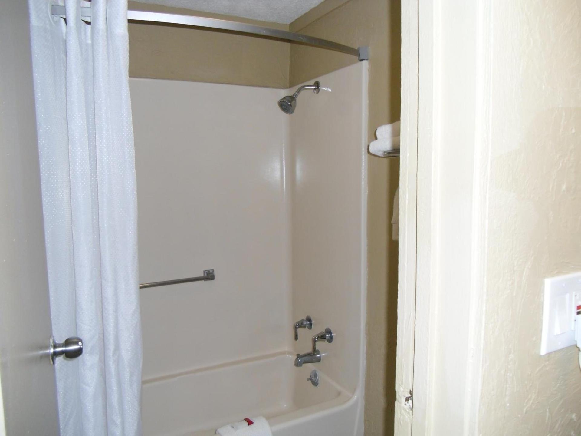 Super 8 by Wyndham Lantana West Palm Beach photo 36