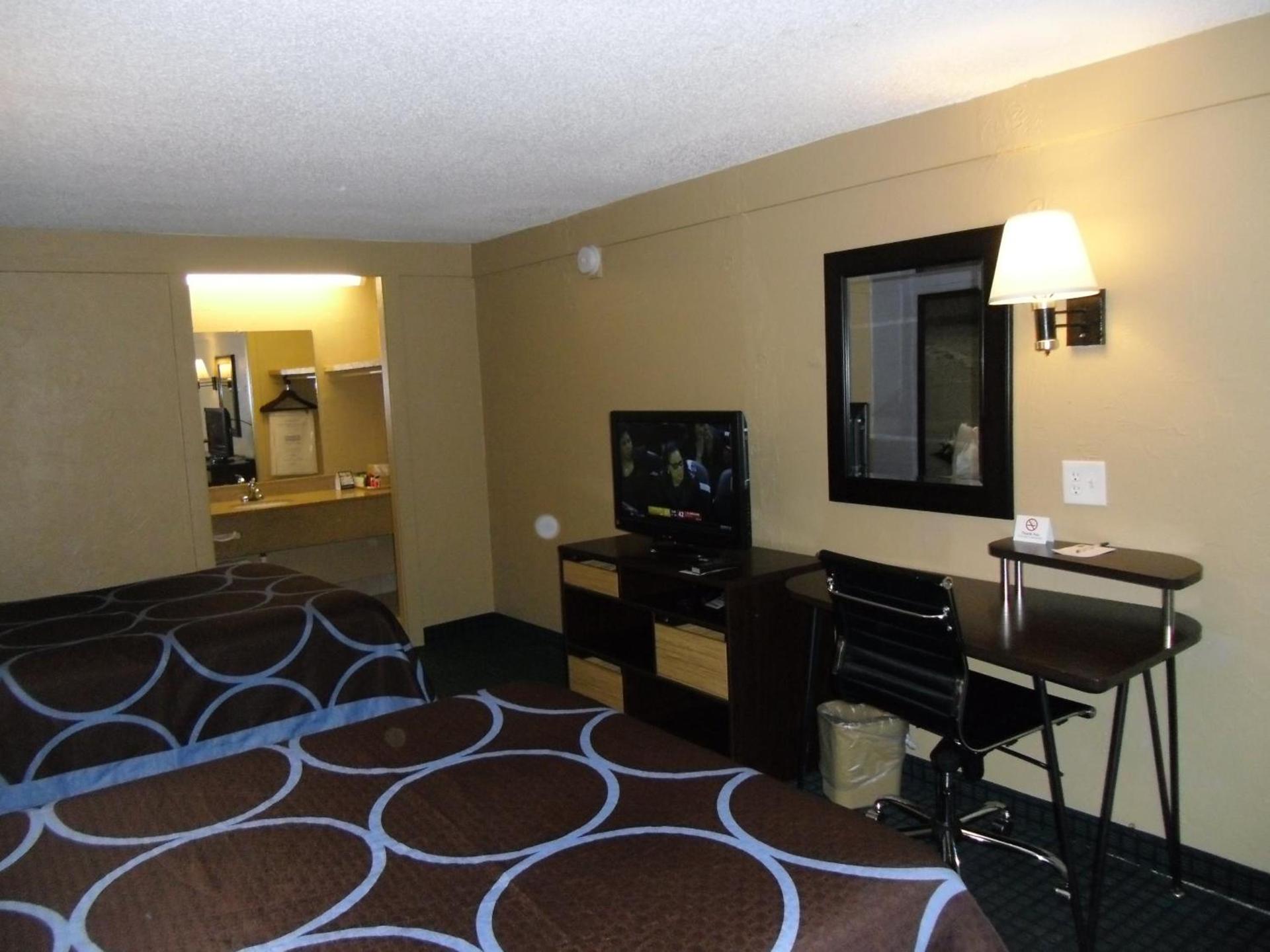 Super 8 by Wyndham Lantana West Palm Beach photo 40
