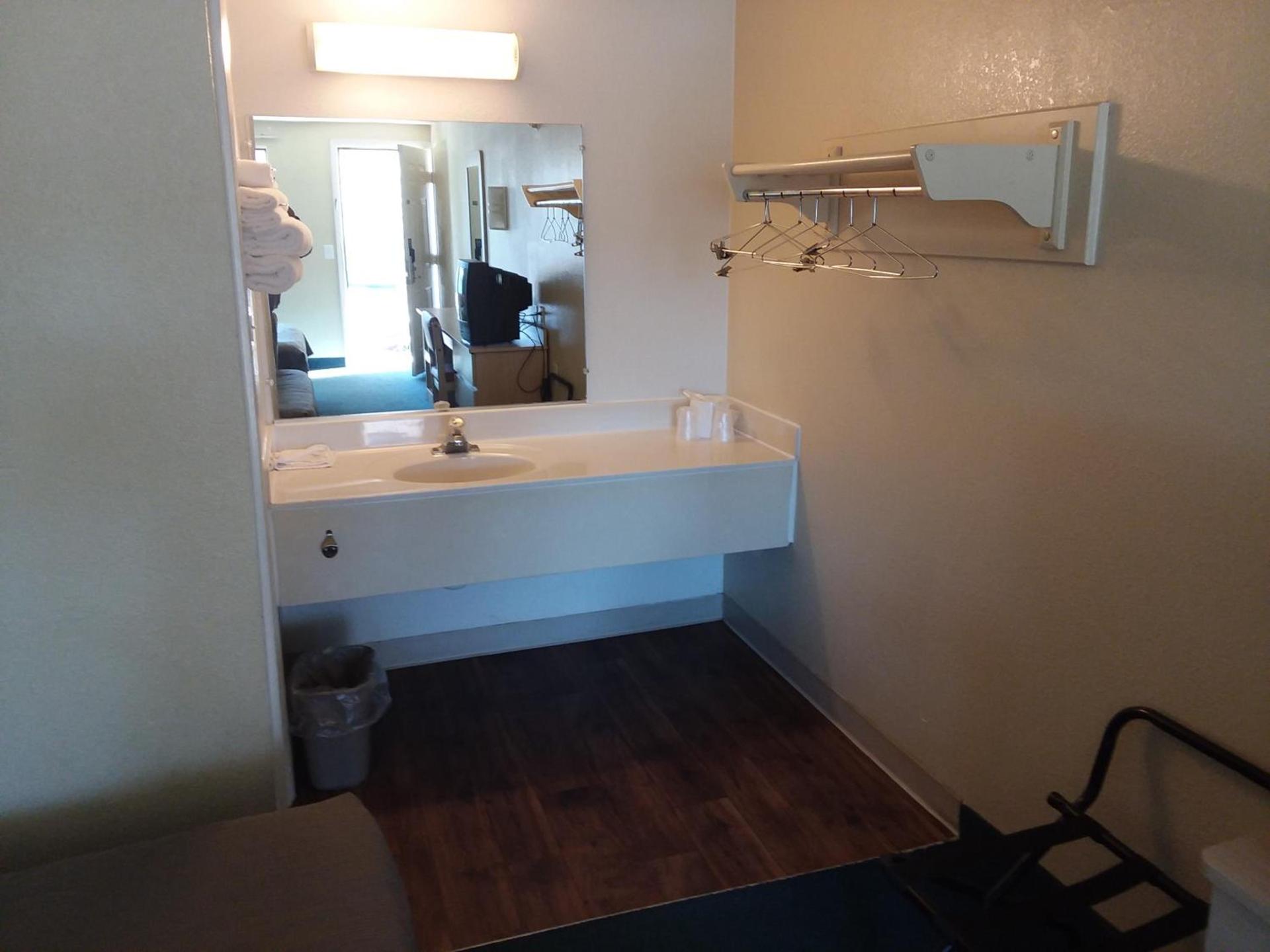 Knights Inn Burlington NC photo 28