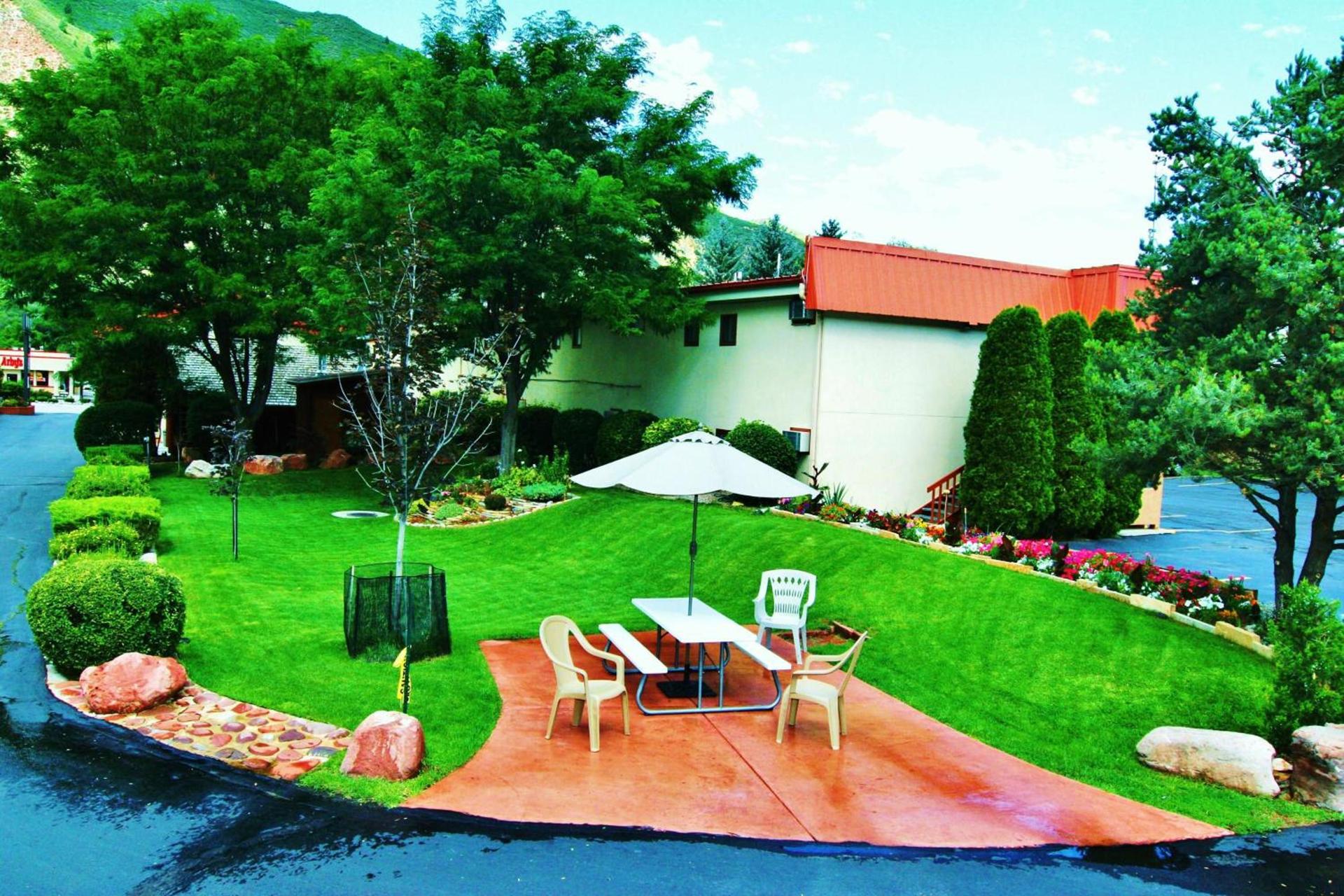 Glenwood Springs Cedar Lodge photo 10