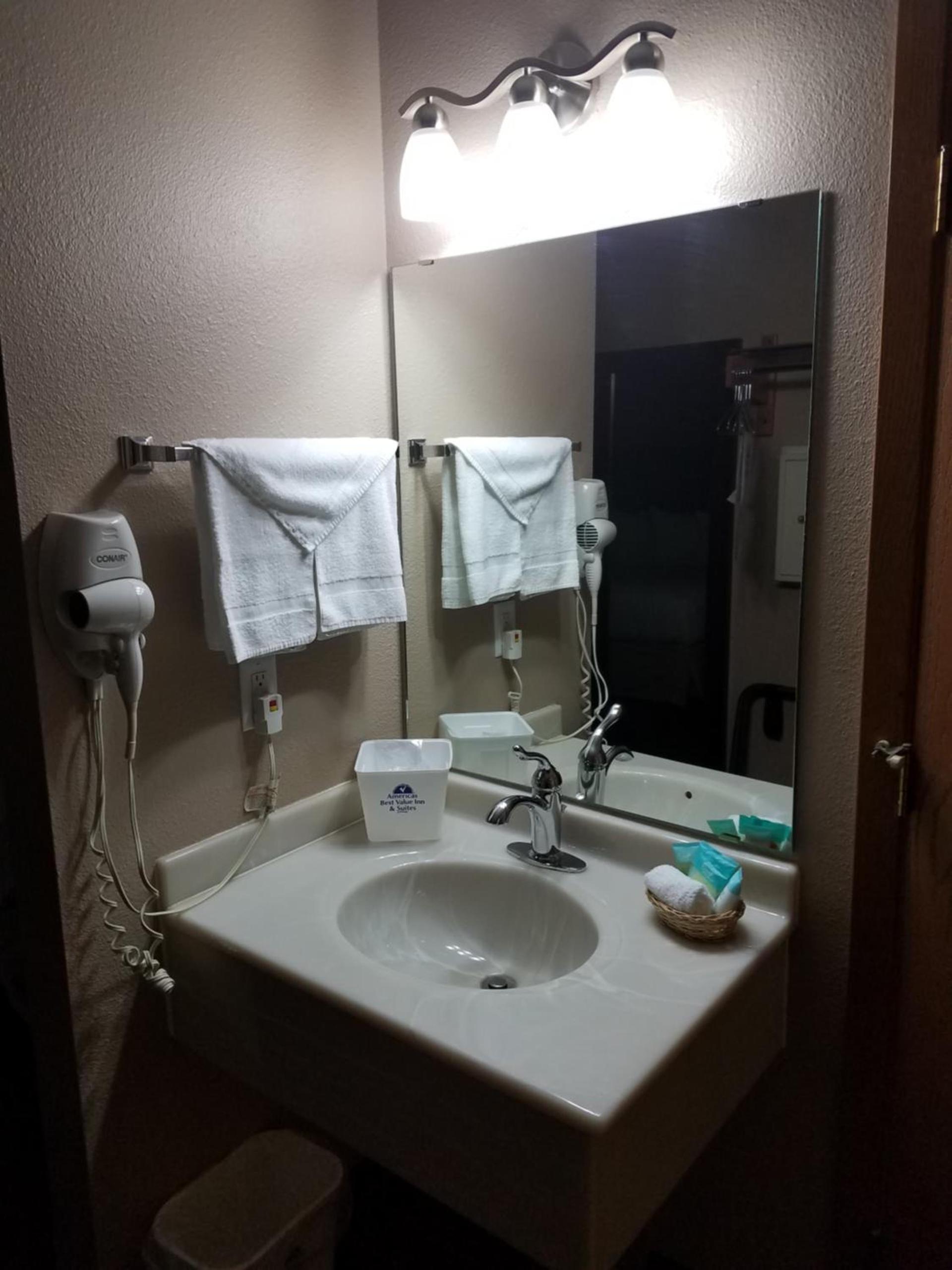 Americas Best Value Inn and Suites Bismarck photo 10