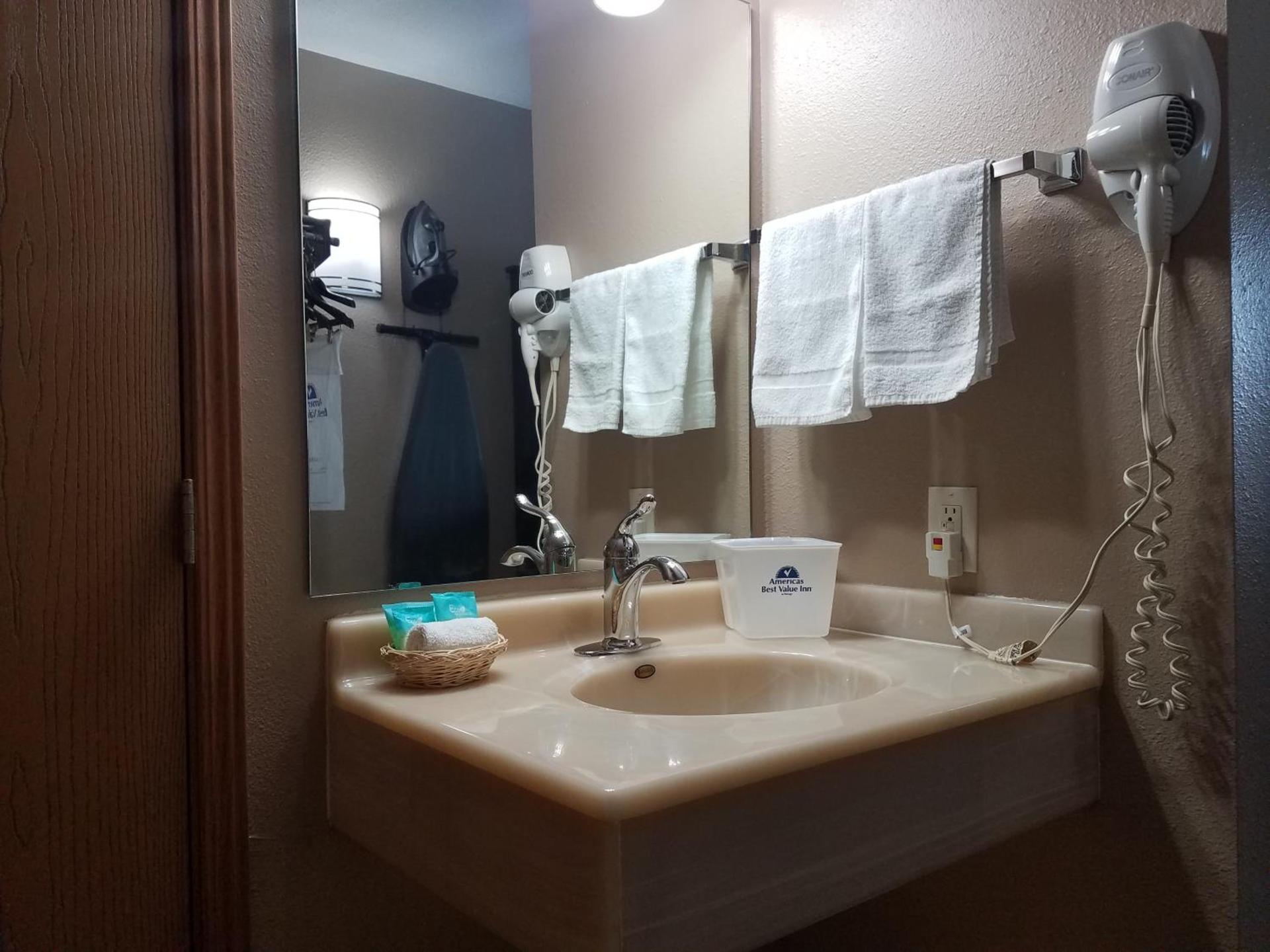 Americas Best Value Inn and Suites Bismarck photo 11