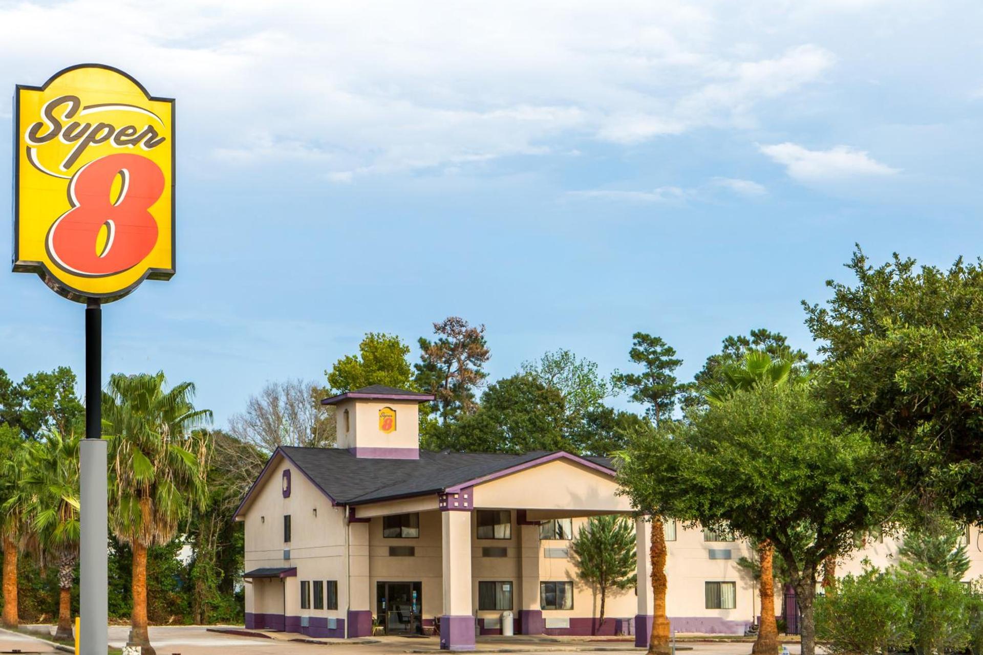 Super 8 by Wyndham Cleveland TX photo 9
