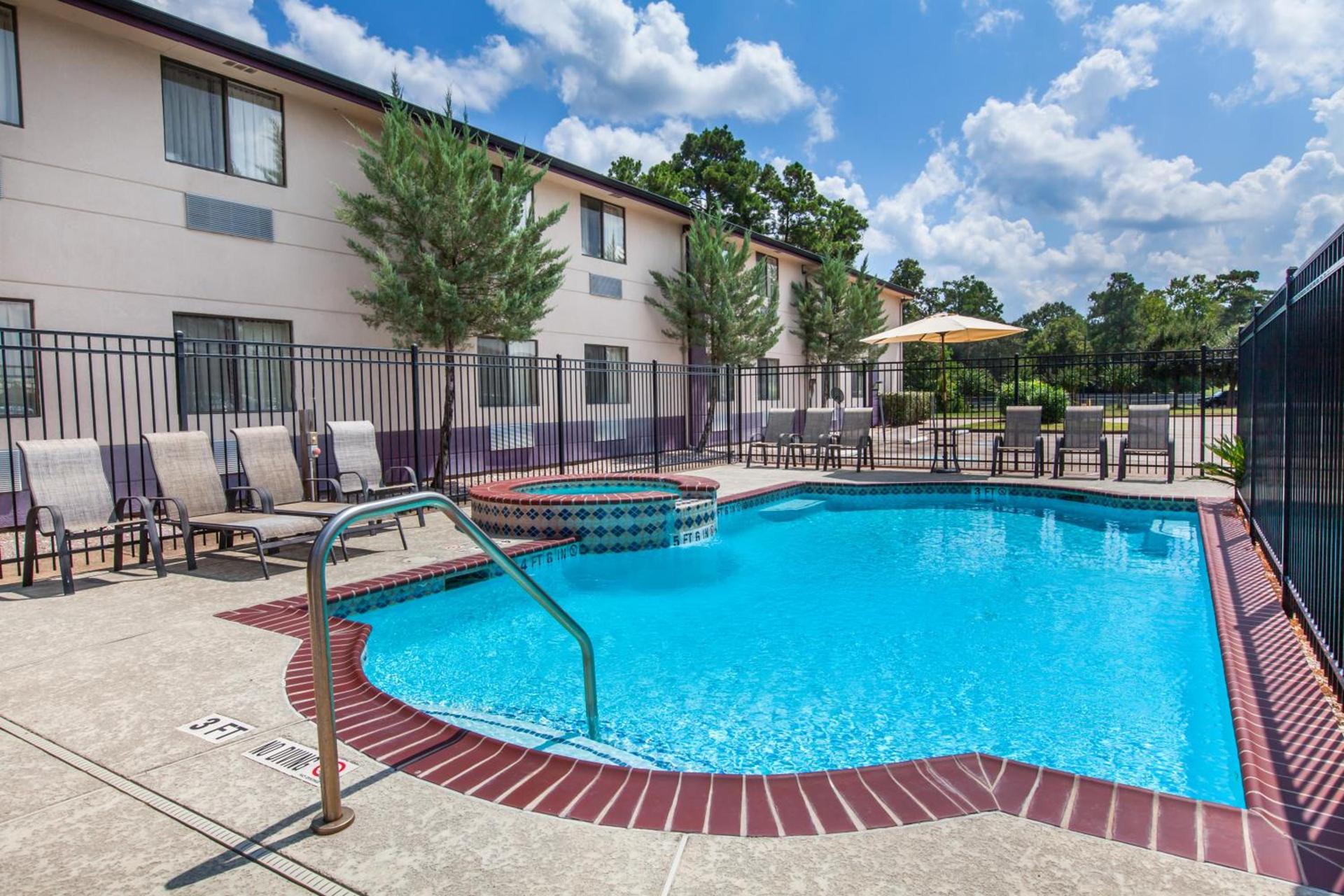 Super 8 by Wyndham Cleveland TX photo 10