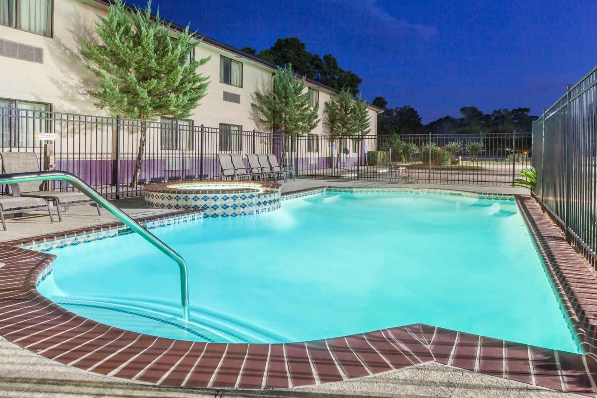 Super 8 by Wyndham Cleveland TX photo 13