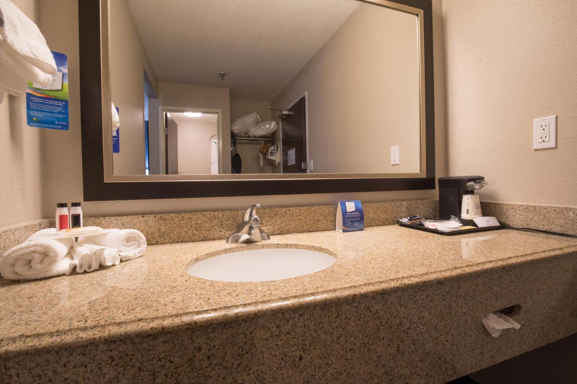 Baymont by Wyndham Detroit Airport/Romulus photo 4