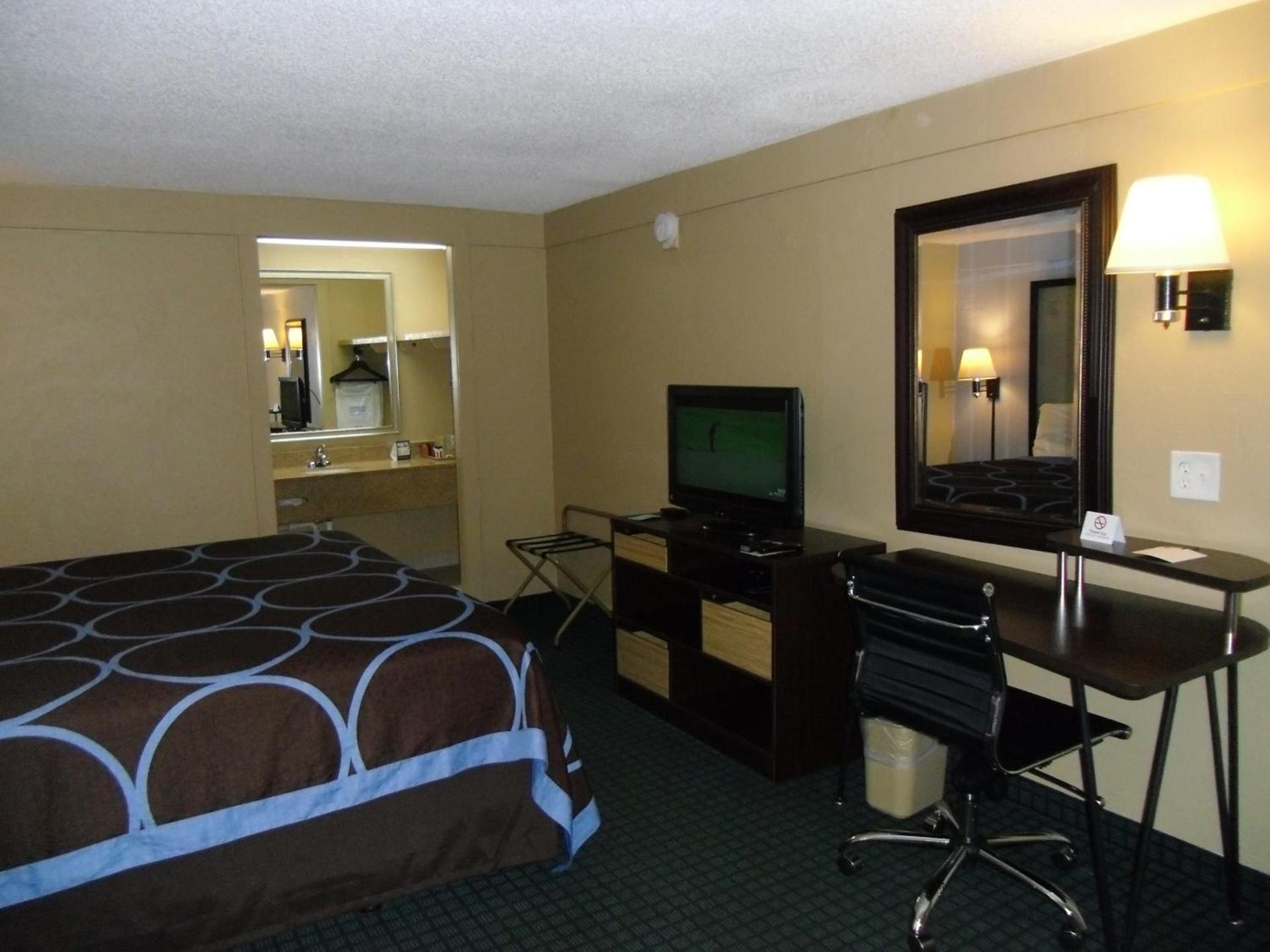 Super 8 by Wyndham Lantana West Palm Beach photo 37