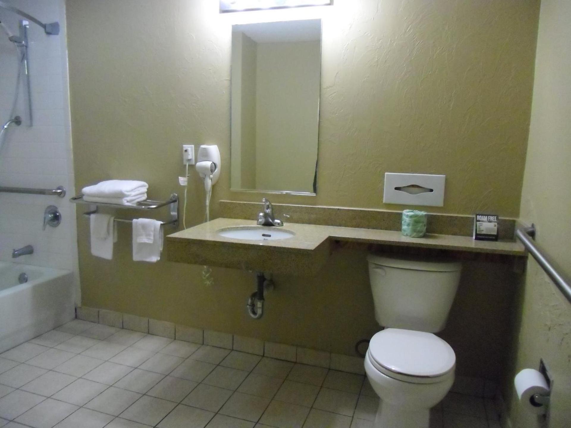 Super 8 by Wyndham Lantana West Palm Beach photo 33