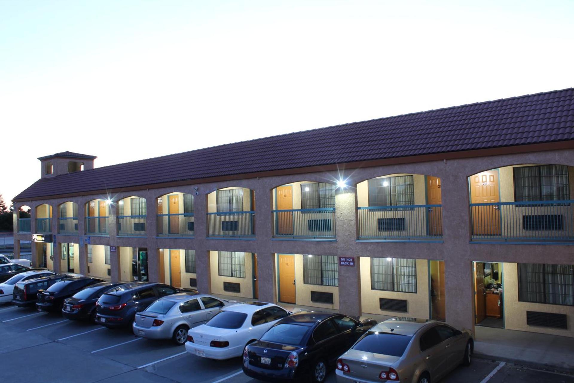 Travelers Inn photo 13