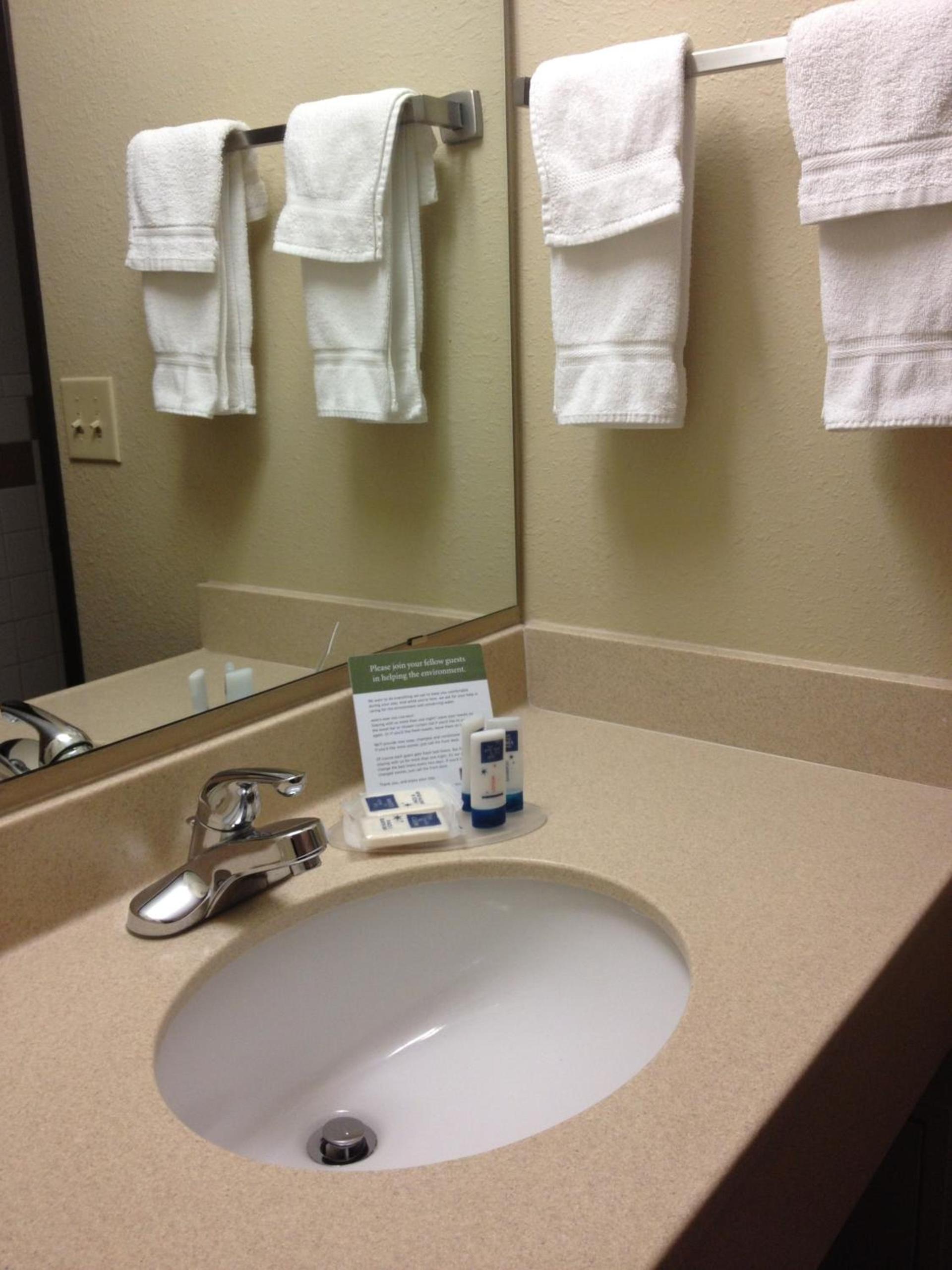 AmericInn by Wyndham McAlester photo 9