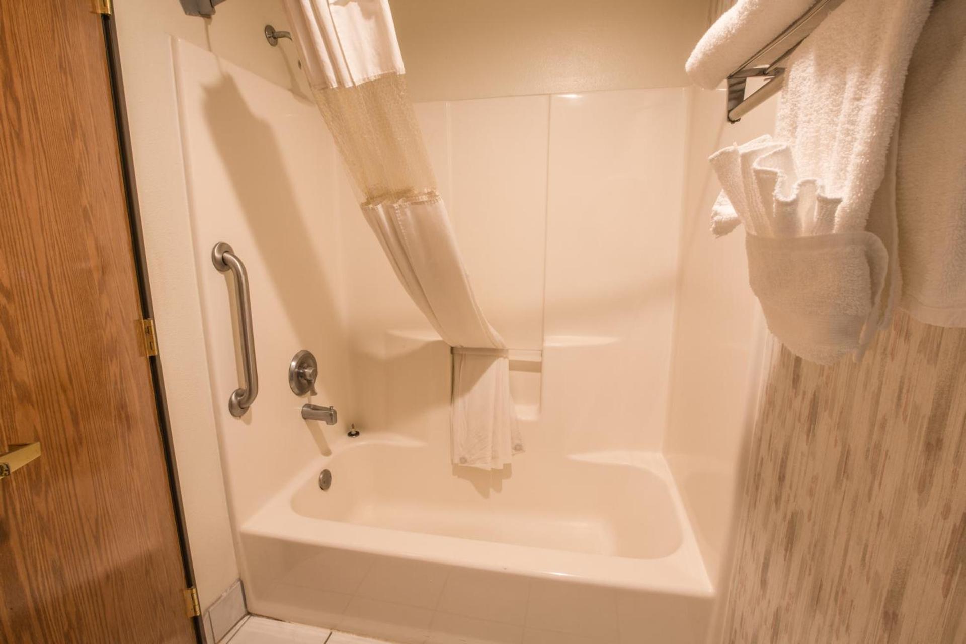Bridgeway Inn & Suites - Portland Airport photo 8