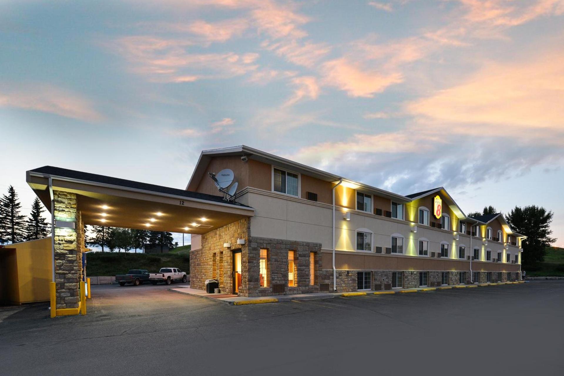 Super 8 by Wyndham Minot Airport photo 1