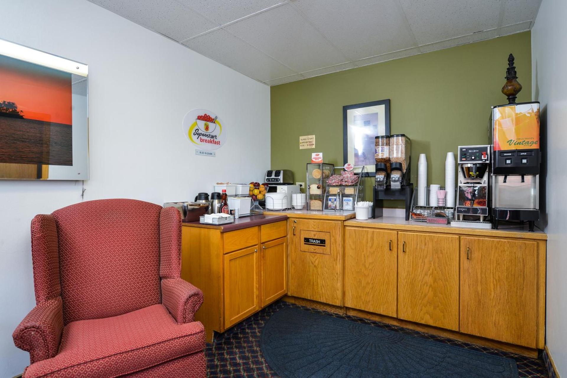 Super 8 by Wyndham Minot Airport photo 13