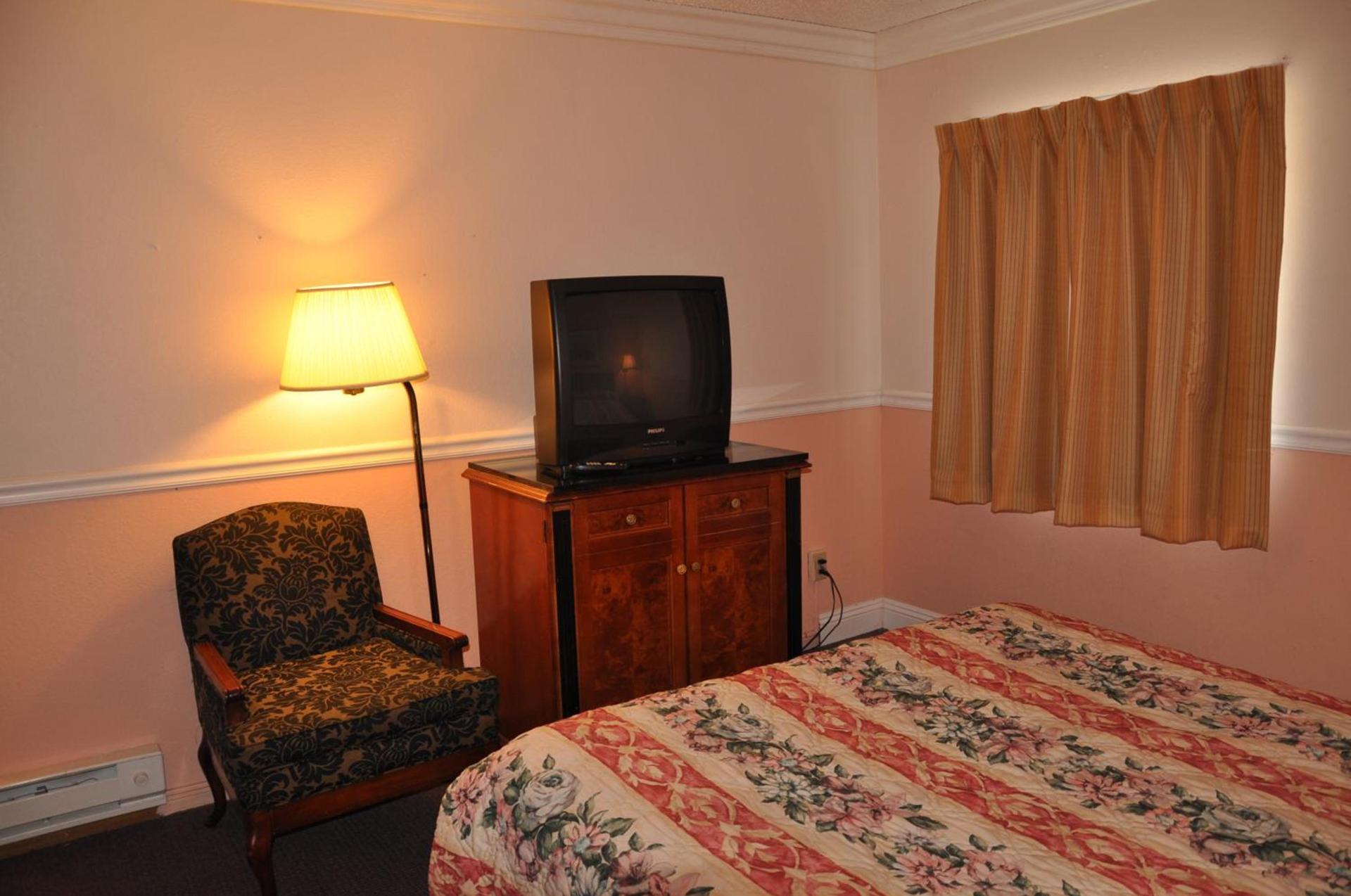 Super 8 by Wyndham Hayward Downtown photo 24
