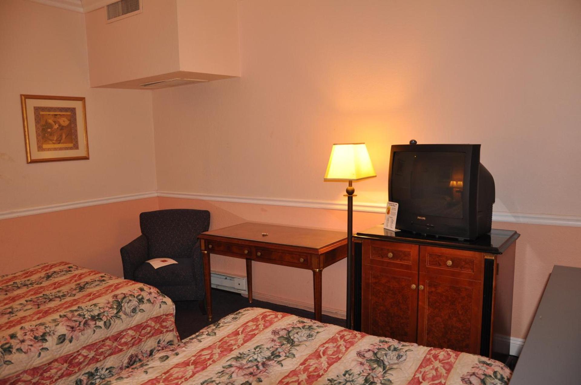 Super 8 by Wyndham Hayward Downtown photo 25