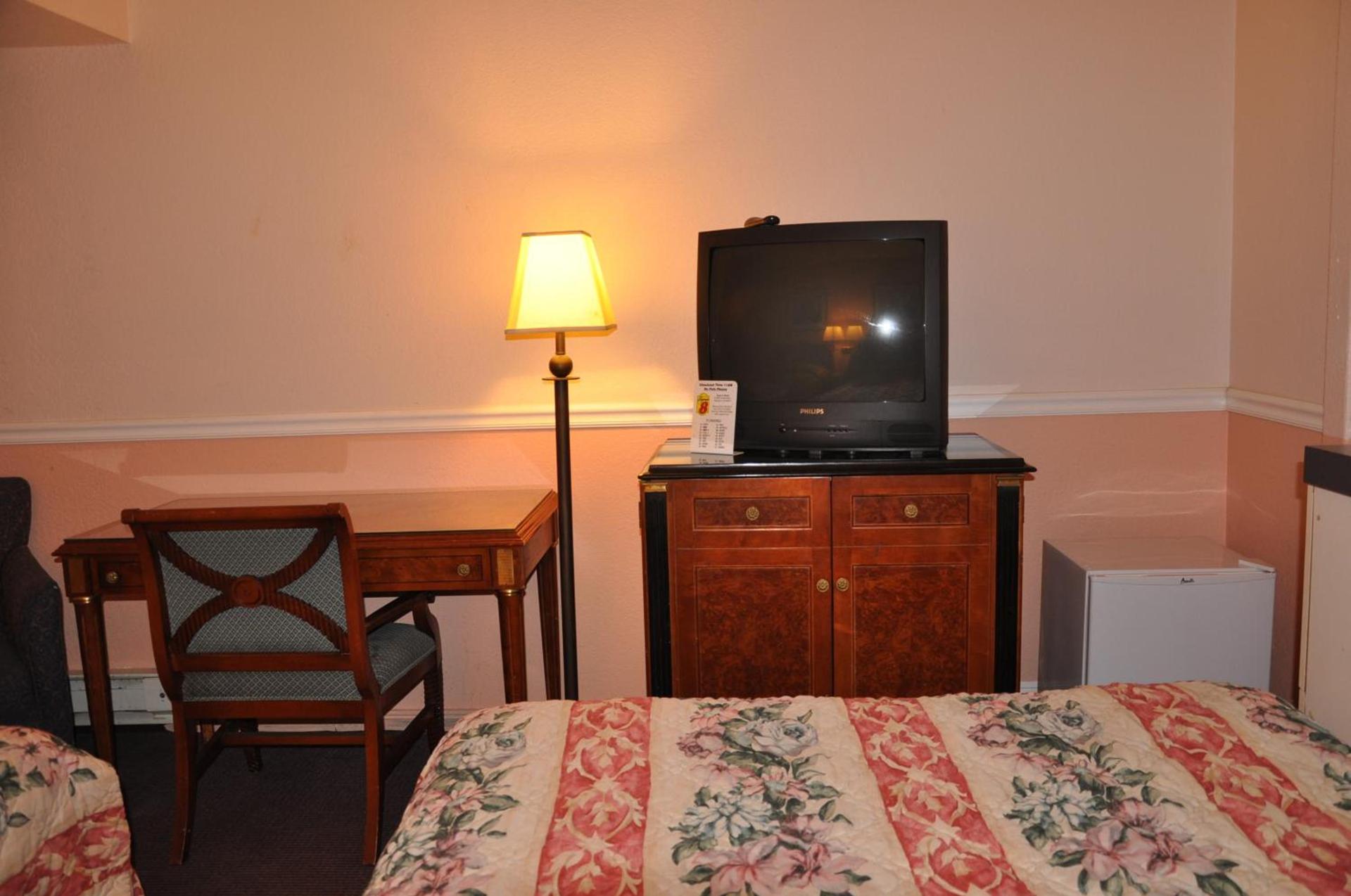 Super 8 by Wyndham Hayward Downtown photo 26