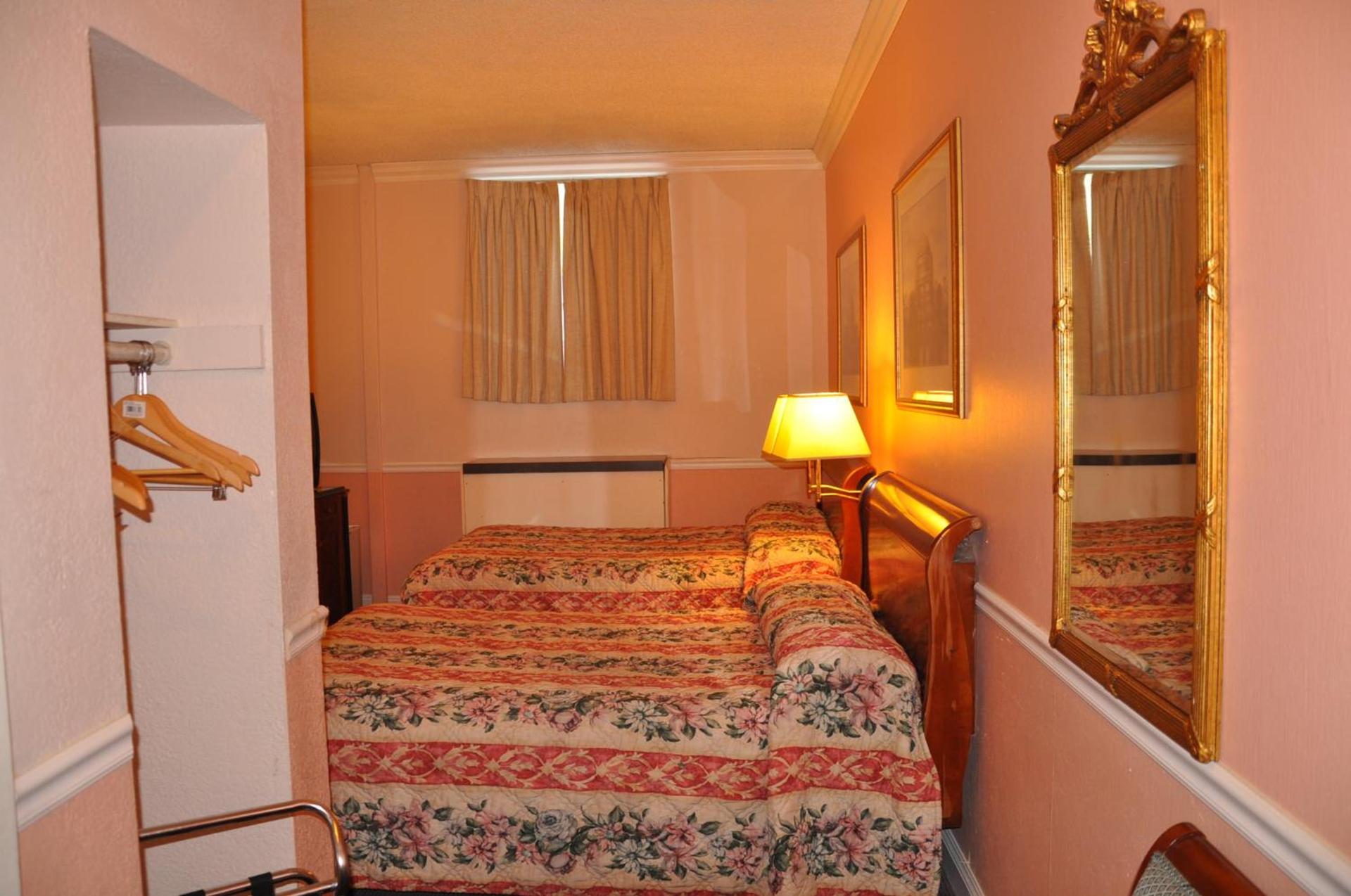 Super 8 by Wyndham Hayward Downtown photo 29
