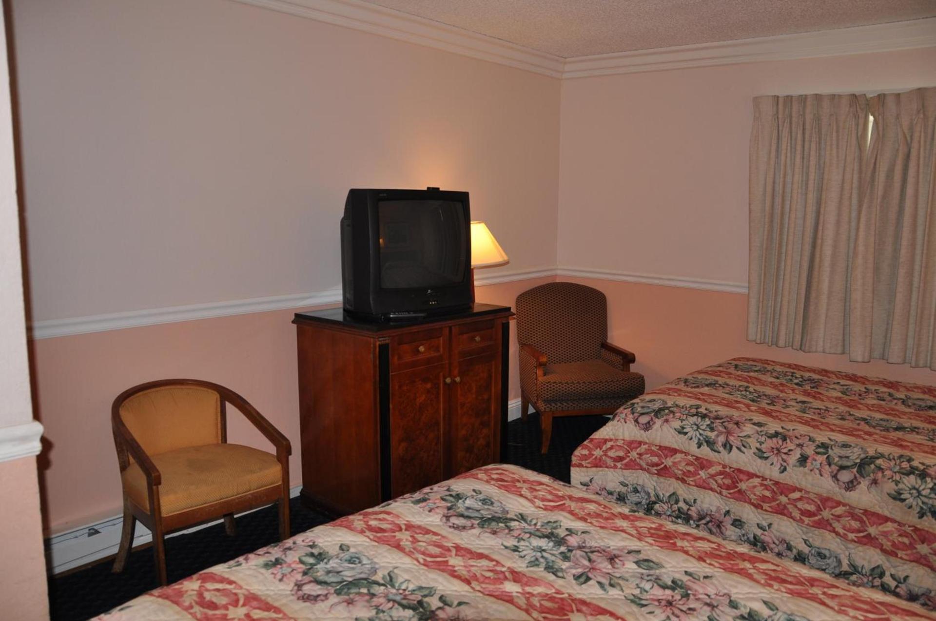 Super 8 by Wyndham Hayward Downtown photo 34